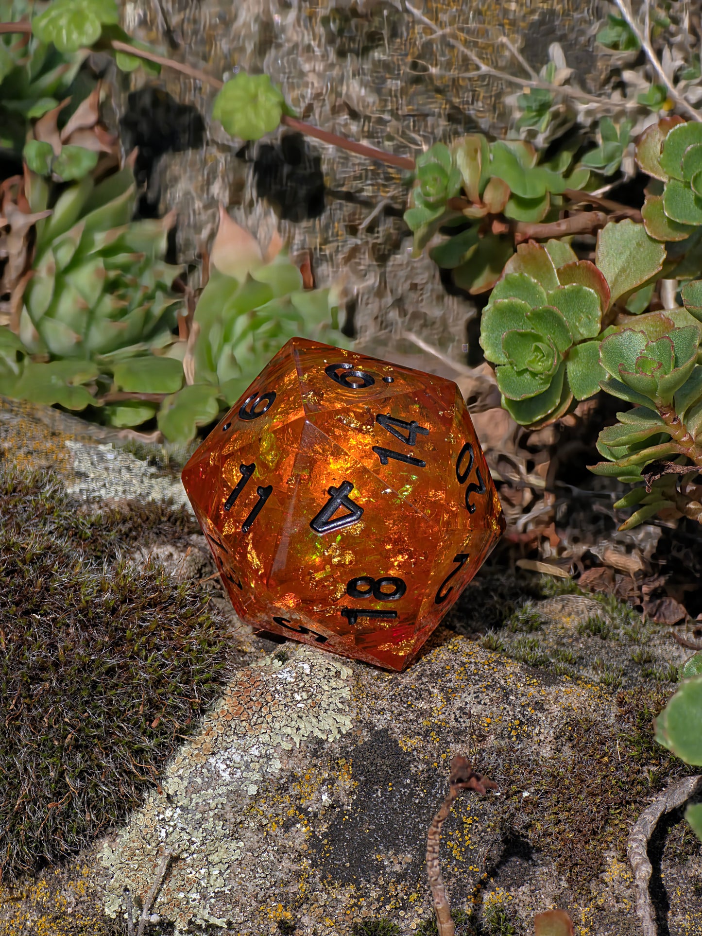 Polyedrischer D20 Würfel 35mm – Liquid Core Bernstein Amber Look – Handgemachter Resin Würfel für DnD, TTRPG & Sammler