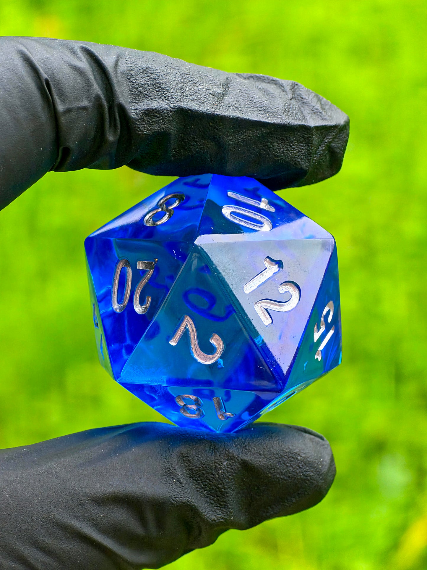 Großer Polyedrischer D20 Würfel 35 mm – Ocean Blue Crystal Dice | Handgemachter Resin Würfel in Tiefblau mit Silberzahlen | TTRPG DnD