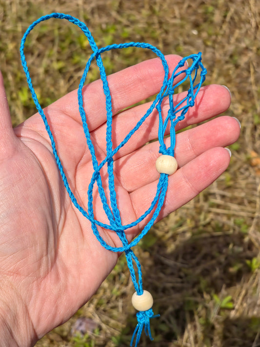 Ocean Weaver – Dice Pendant Würfelhalter für 28 mm D20 – Türkise Dice Necklace | Verstellbarer Dice Holder für Resin Würfel