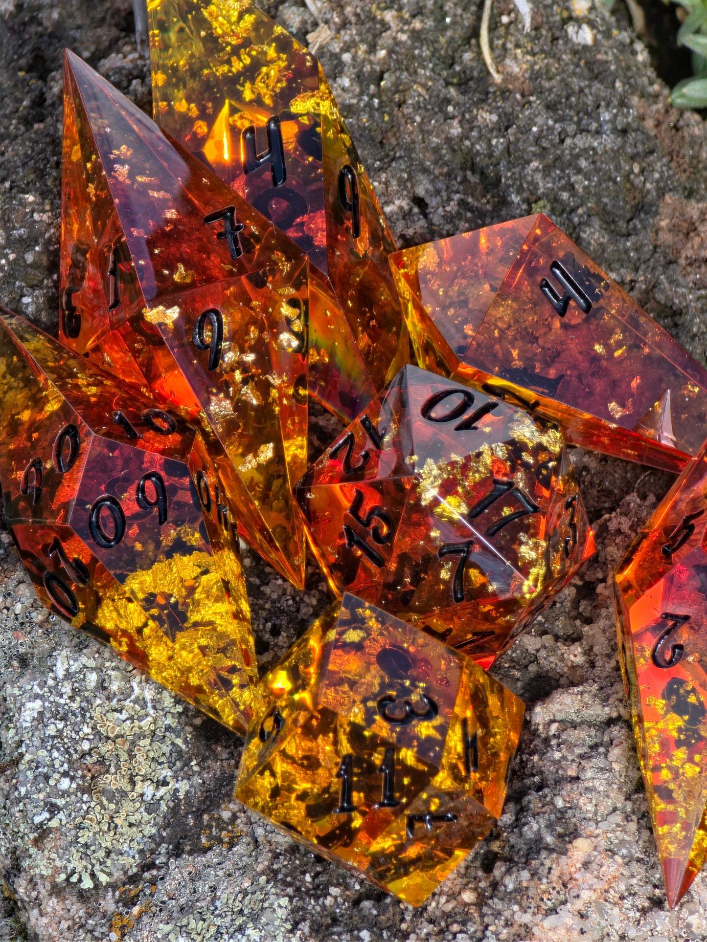 Amber Dice Set “Bernstein Shards” – Elongated Resin Dice with Gold Flakes, Honey Amber Effect, Sharp Edge DnD Dice, Handmade Fantasy TTRPG