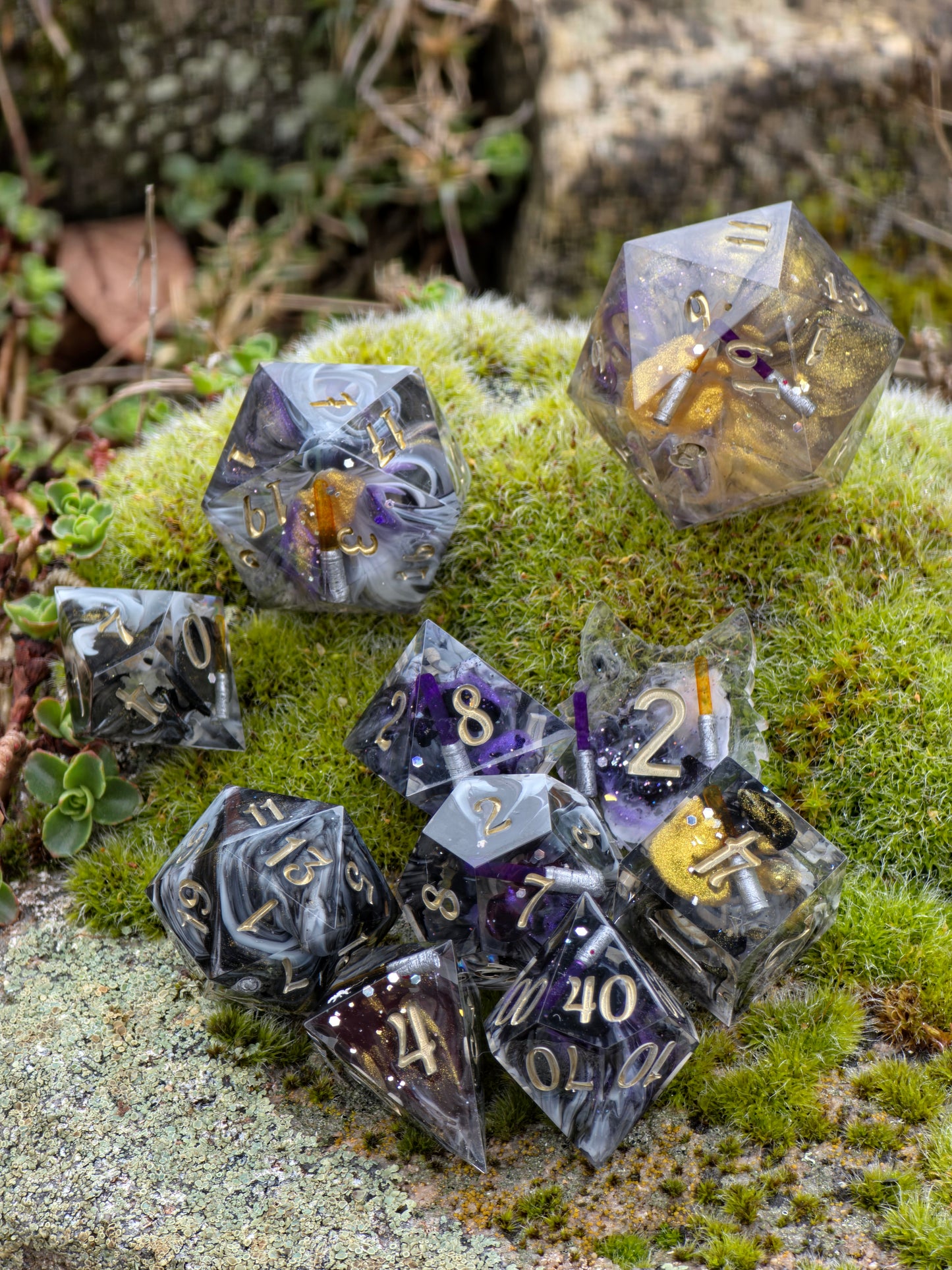 Polyedrisches Würfelset „Void Sabers“ – Handgemachte Resinwürfel mit Lichtklingen & Nebeleffekt | 8-teiliges DnD TTRPG Set