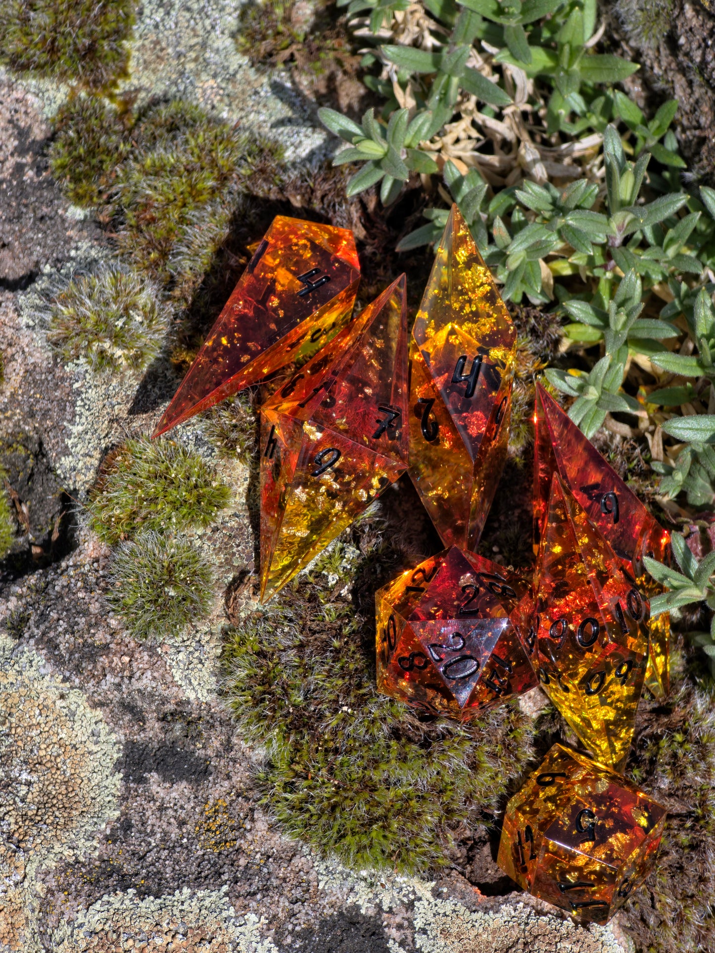 Amber Dice Set “Bernstein Shards” – Elongated Resin Dice with Gold Flakes, Honey Amber Effect, Sharp Edge DnD Dice, Handmade Fantasy TTRPG