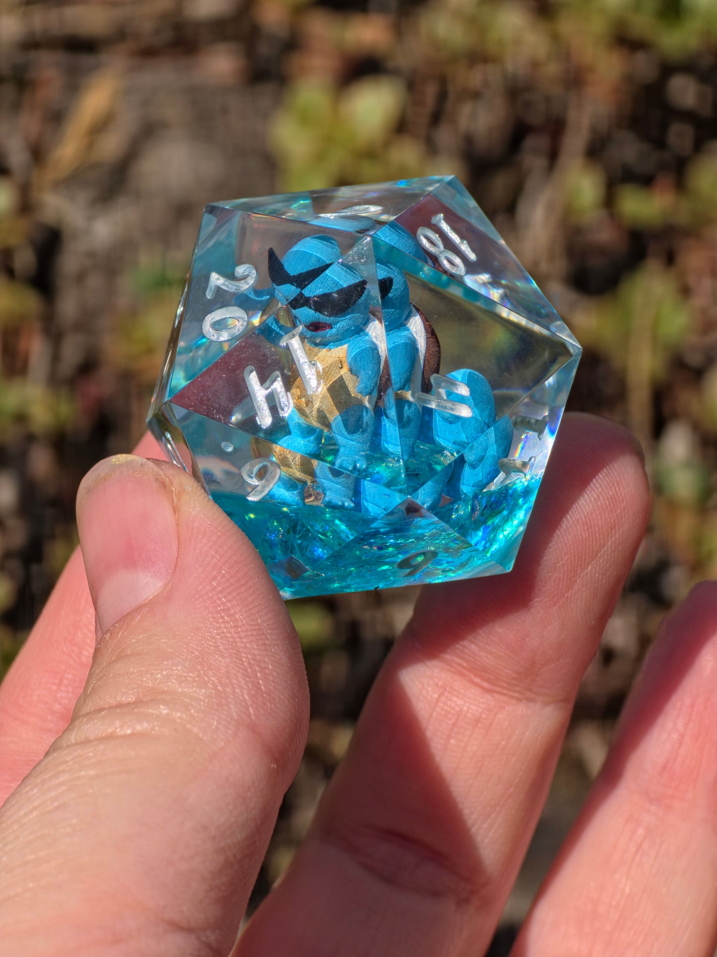 Shiggy – Summer Splash D20 40 mm – Pokémon-inspirierter Resin Würfel mit Sonnenbrille XL DnD Sammlerwürfel