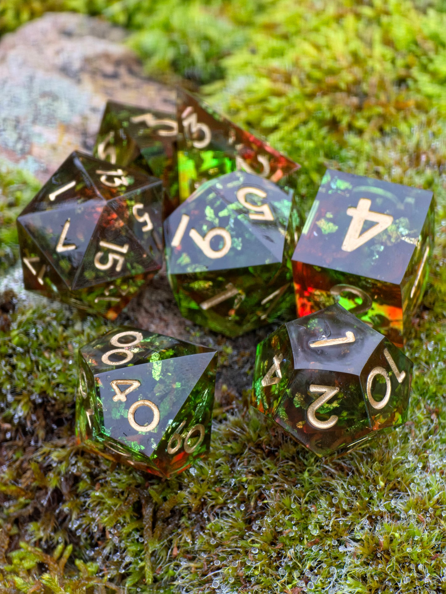 Polyedrisches Würfelset „Heart of the Forest“ – Handgemachte Resinwürfel in Rot-Grün mit Goldflocken | DnD Dice Set Pen and Paper TTRPG | Magisches Waldartefakt Würfelset