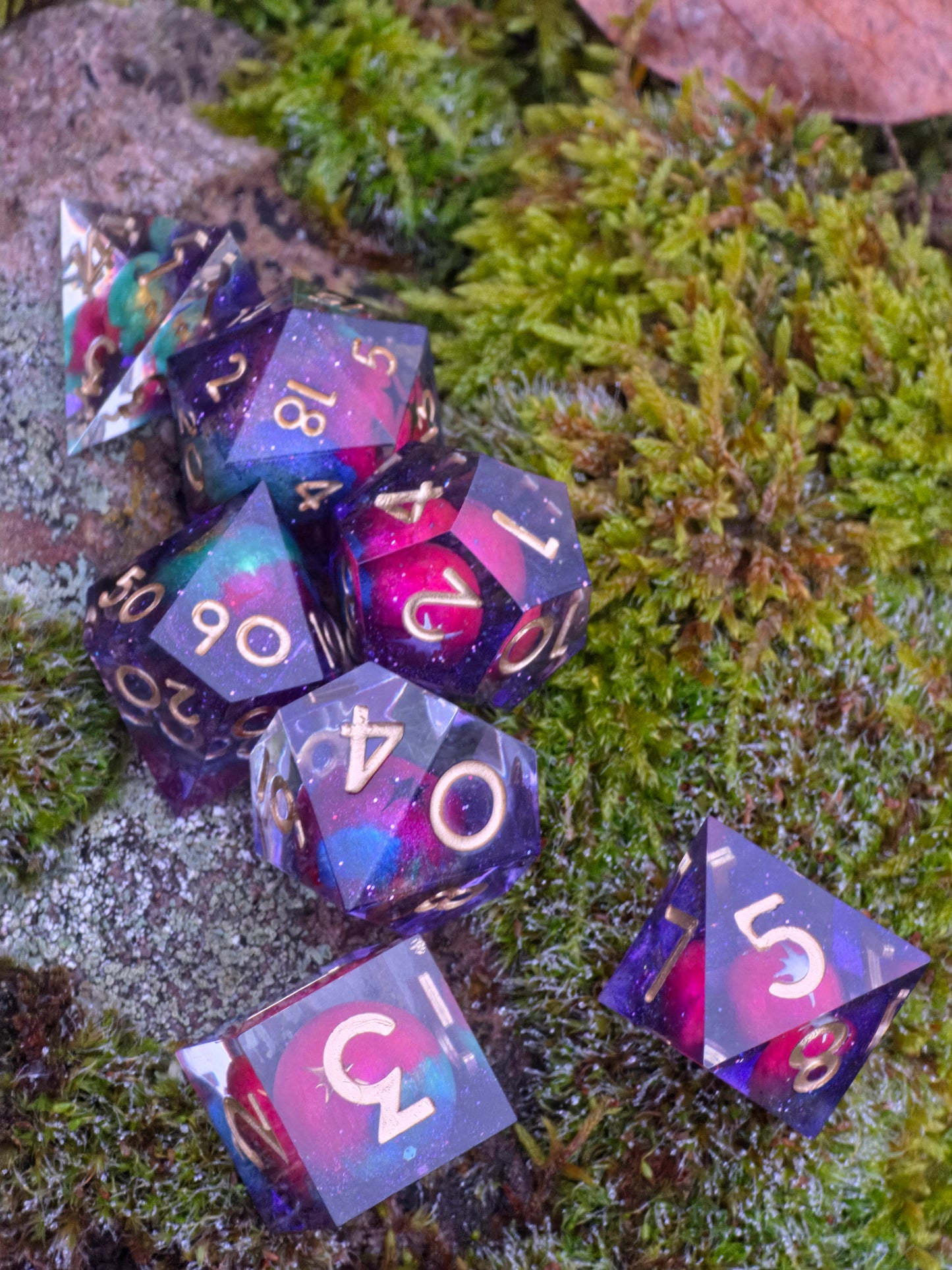 Astral Realms – Relikte der Sternenfürsten | Galaxy Planet Dice Set | Handmade Resin DnD Würfel mit goldenen Zahlen | Premium TTRPG Dice