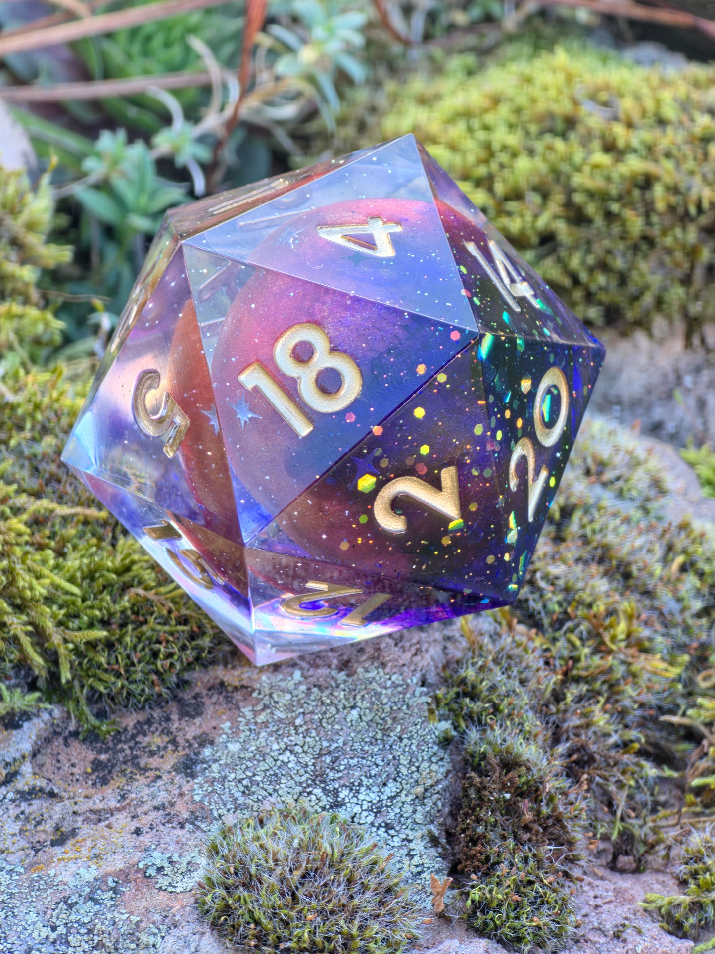 Polyedrischer D20 XL 55 mm – Planet Mars Dice | Handgemachter Resin Würfel mit Galaxie-Effekt & Goldzahlen | Universum Würfel für DnD, TTRPG