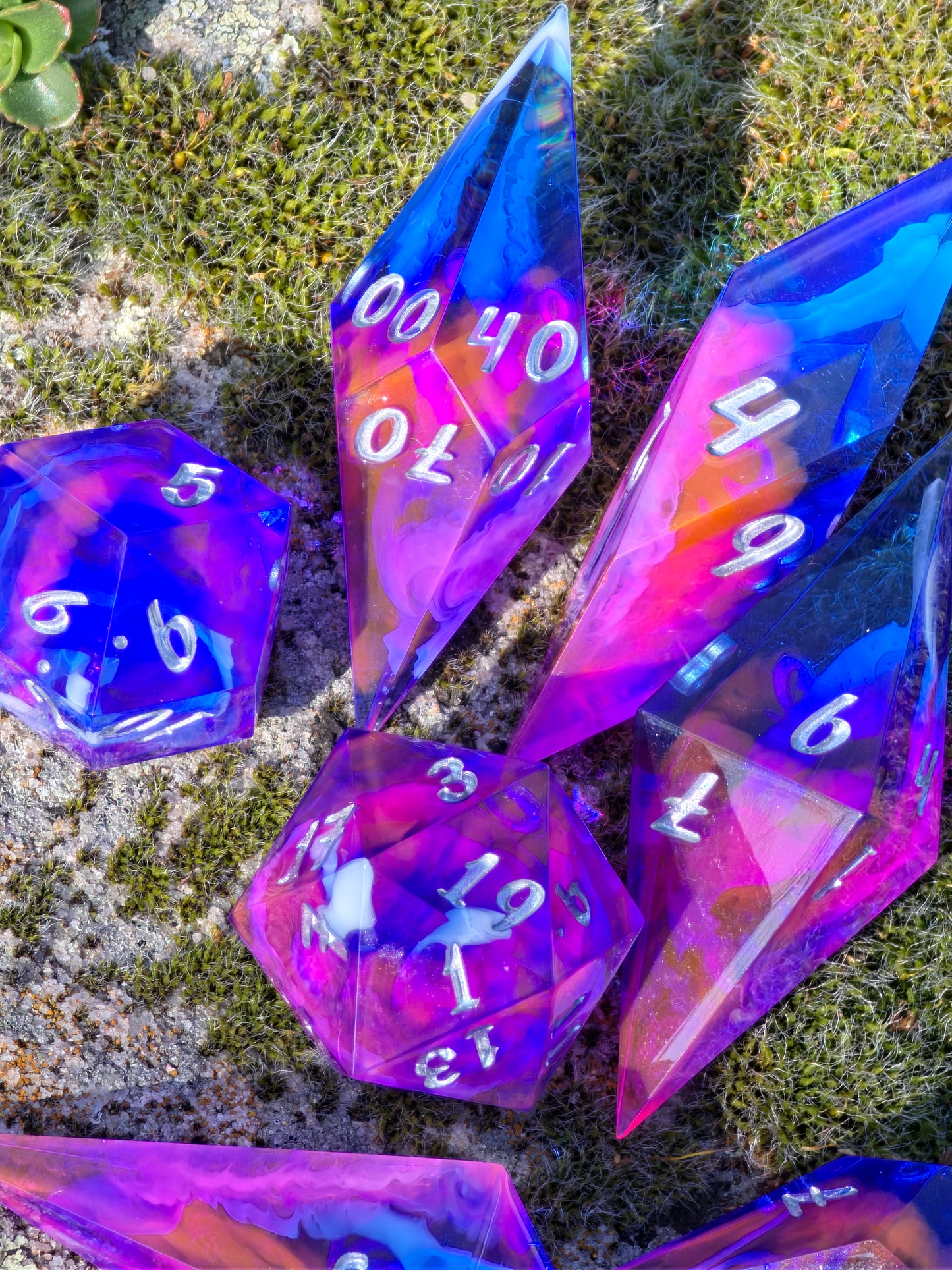 Elongated Dice Set „Neon Nebula“ – 7er Resin Würfelset mit Pink Blau Cloud Effekt, Sharp Edge DnD Dice, Fantasy TTRPG Würfel, Handmade Dice