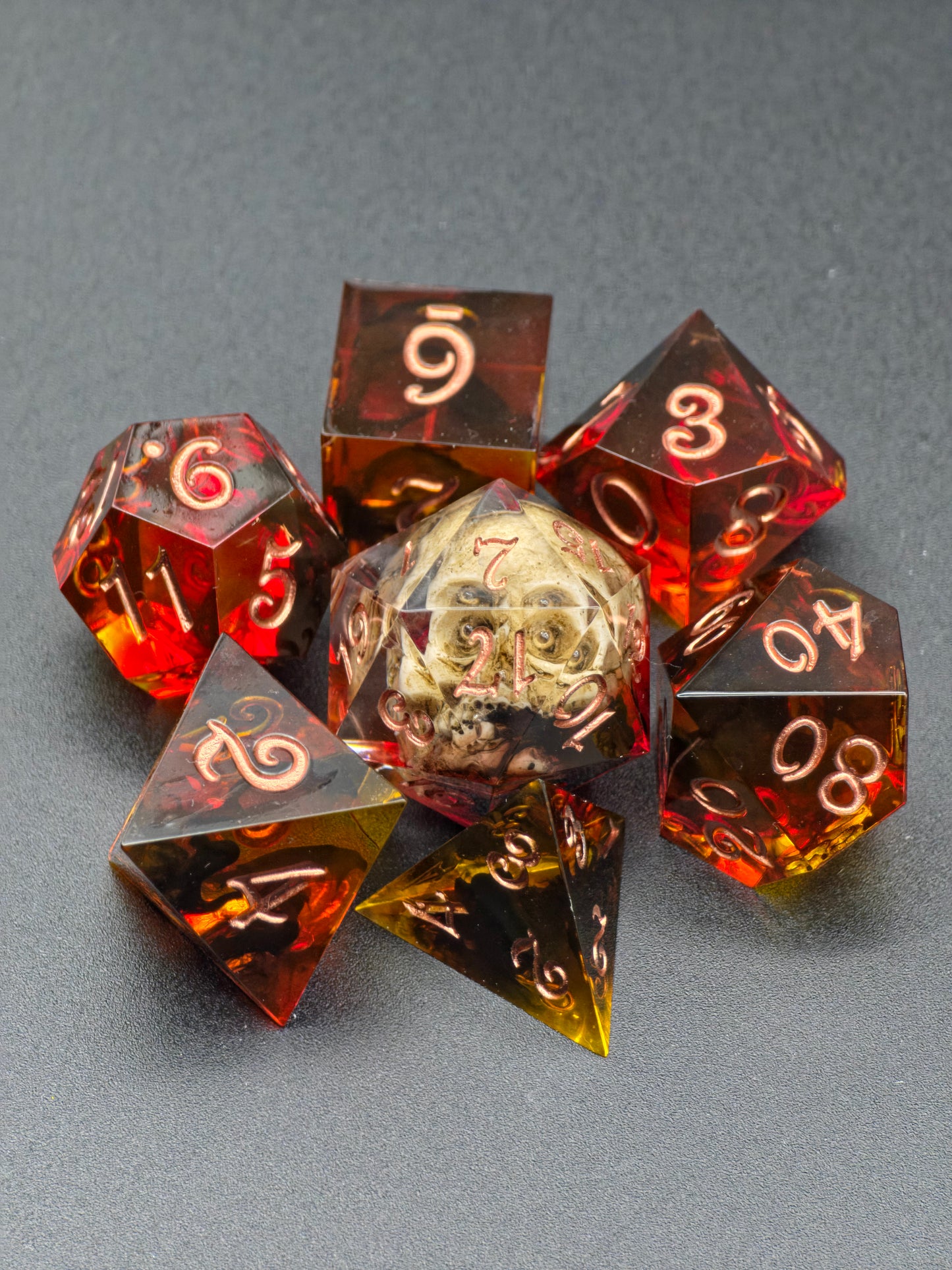 Ember Relic – Handgemachtes DnD Würfelset mit Schädel im D20 | Bernstein-Rote Resinwürfel mit Kupferzahlen | Dark Fantasy Polyhedral Dice Set