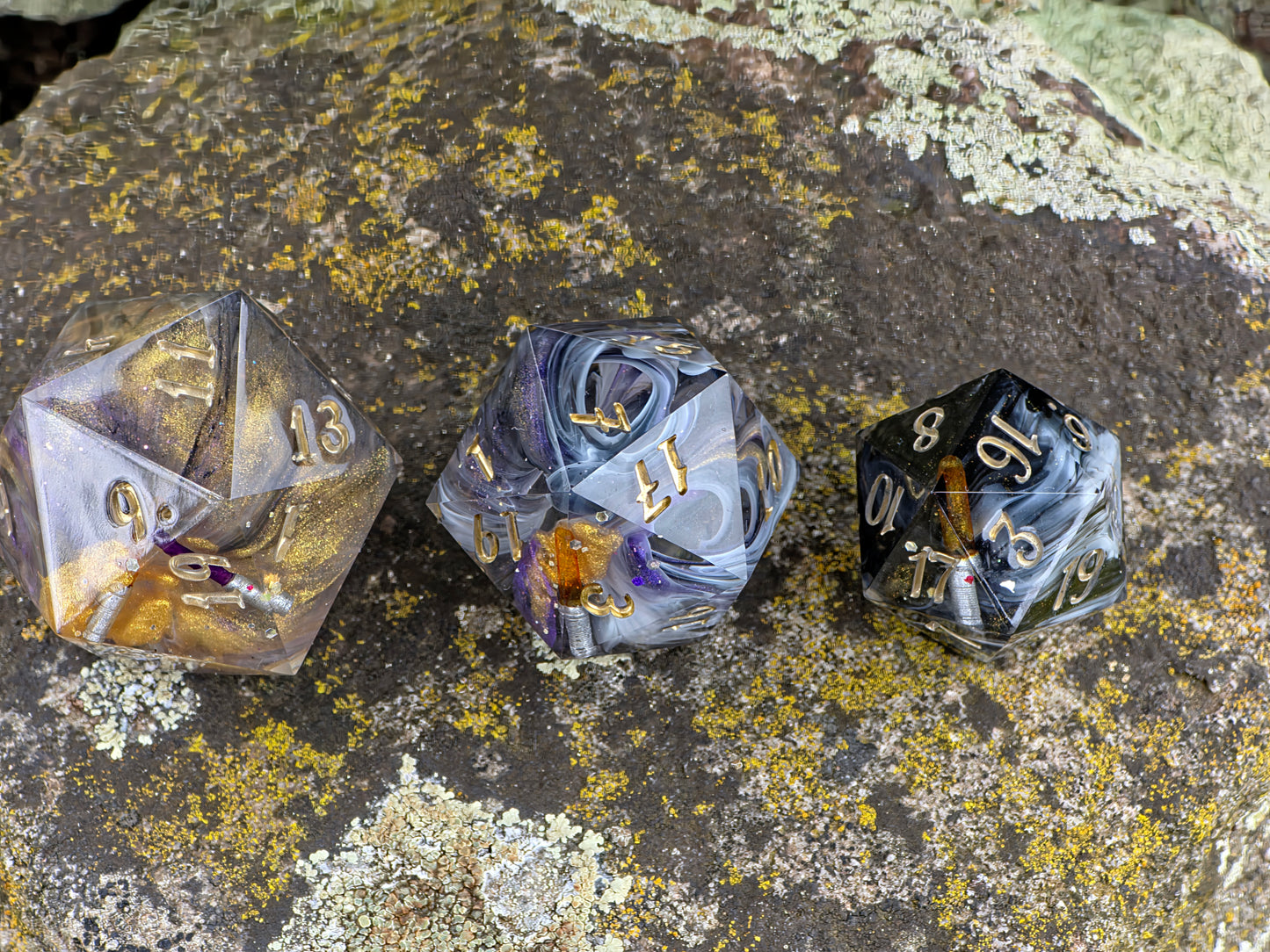 Polyedrisches Würfelset „Void Sabers“ – Handgemachte Resinwürfel mit Lichtklingen & Nebeleffekt | 8-teiliges DnD TTRPG Set