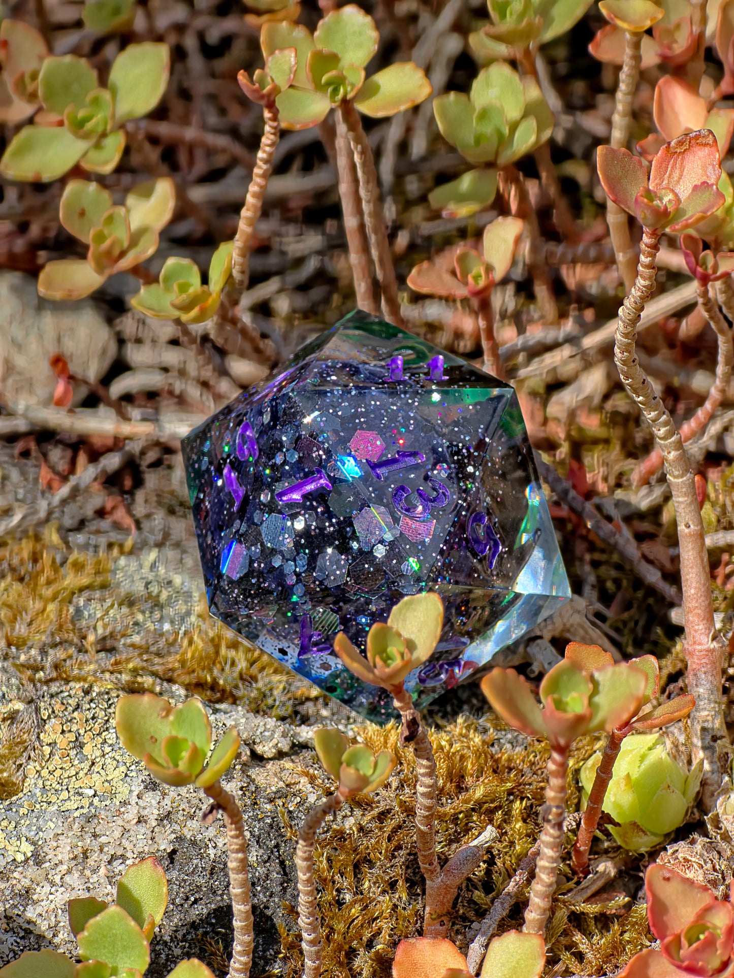 Night Fury – Celestial Eclipse Toothless D20 40 mm – How to Train Your Dragon inspirierter Resin Würfel | Galaxie-Design & Grün-Lila Metallic Zahlen