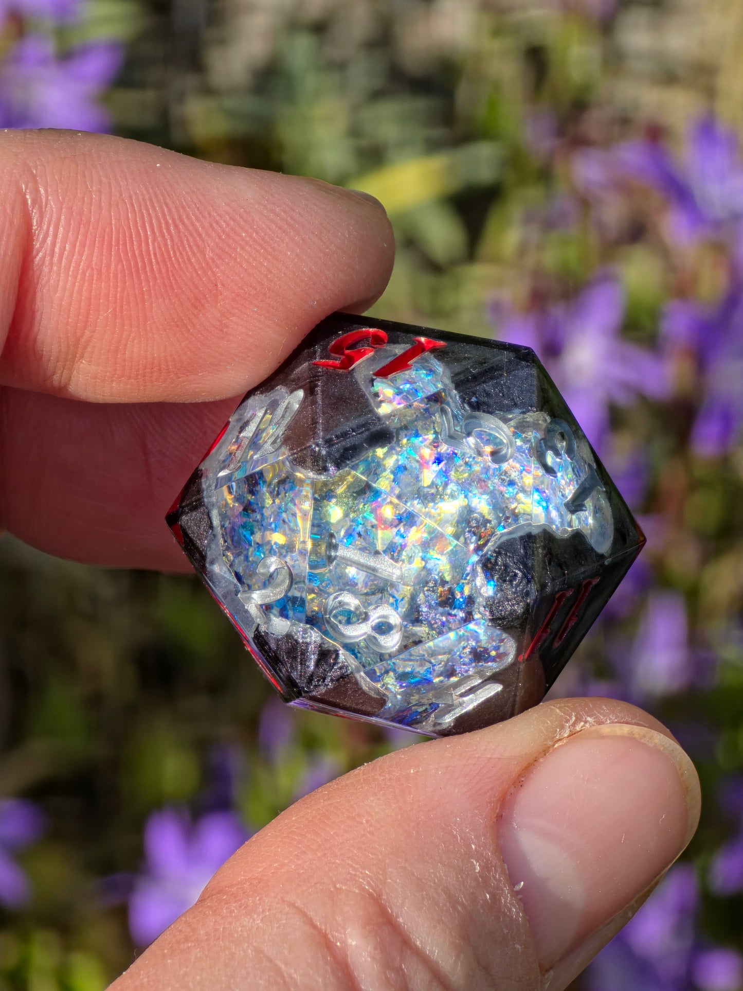 Geode Style Elongated Dice Set – Handgemachte Sharp Edge Würfel mit Opal-Kristallen, Rot-Silber Zahlen, Fantasy DnD Resin Dice (Eléras of Argent)