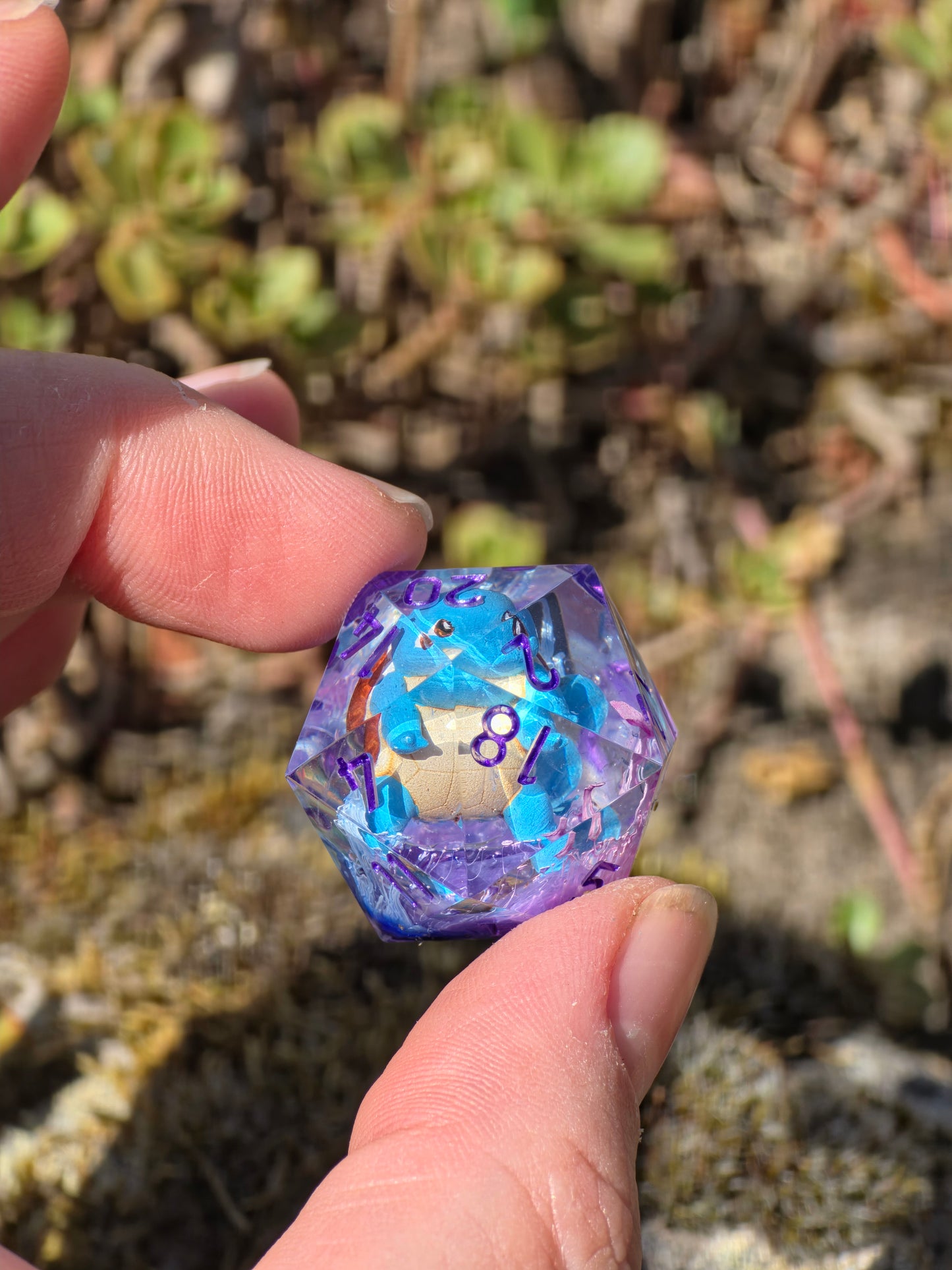 Shiggy – Mystic Current D20 28 mm – Pokémon-inspirierter Resin Würfel mit Petri-Effekt | Transparenter D20 mit lila Zahlen