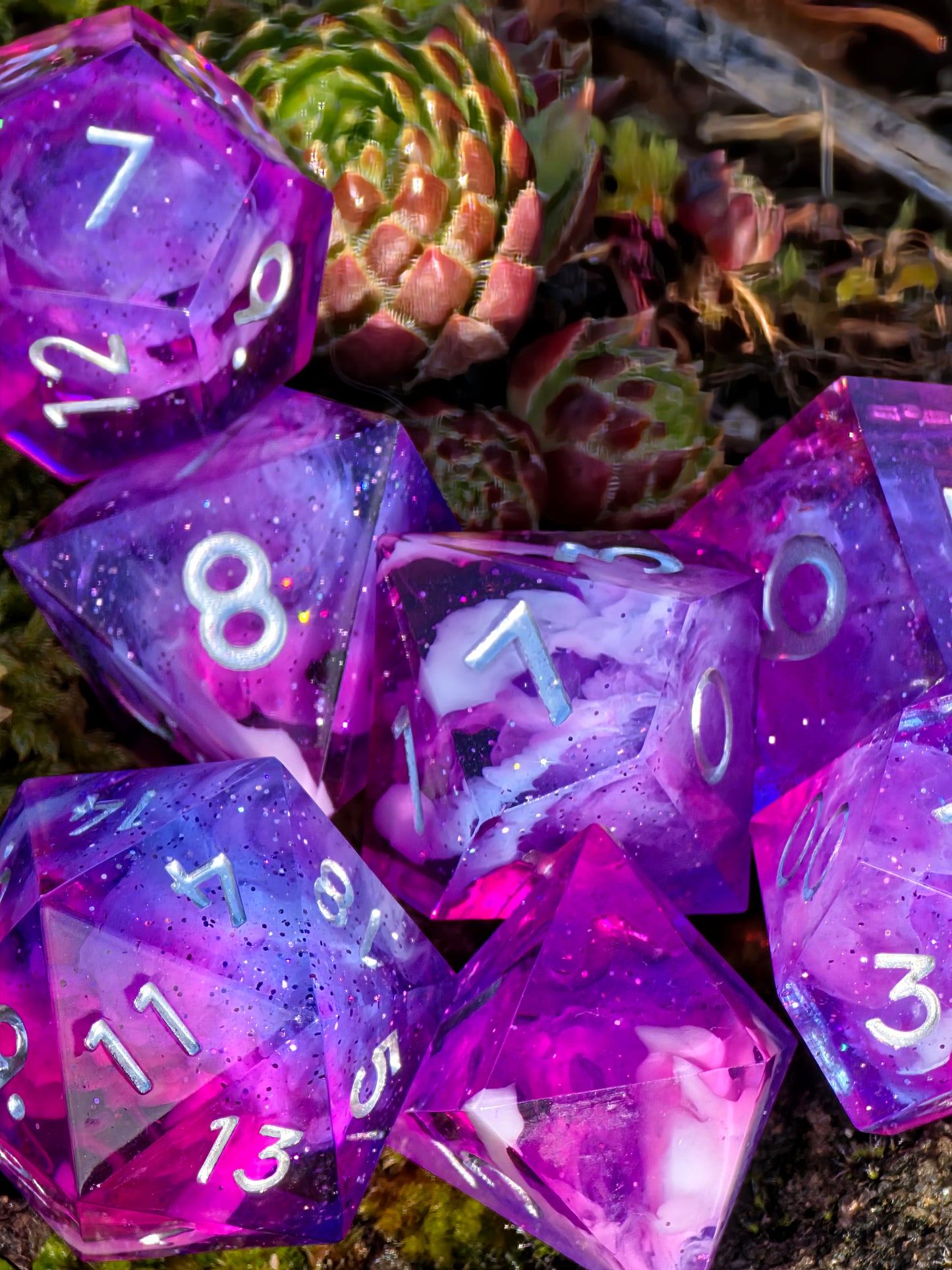 Astral Bloom Nebula – Polyedrisches Würfelset | Pink-Violett Galaxy & Cloud Effekt | Handmade Resin DnD Dice Set mit silbernen Zahlen | TTRPG Würfel