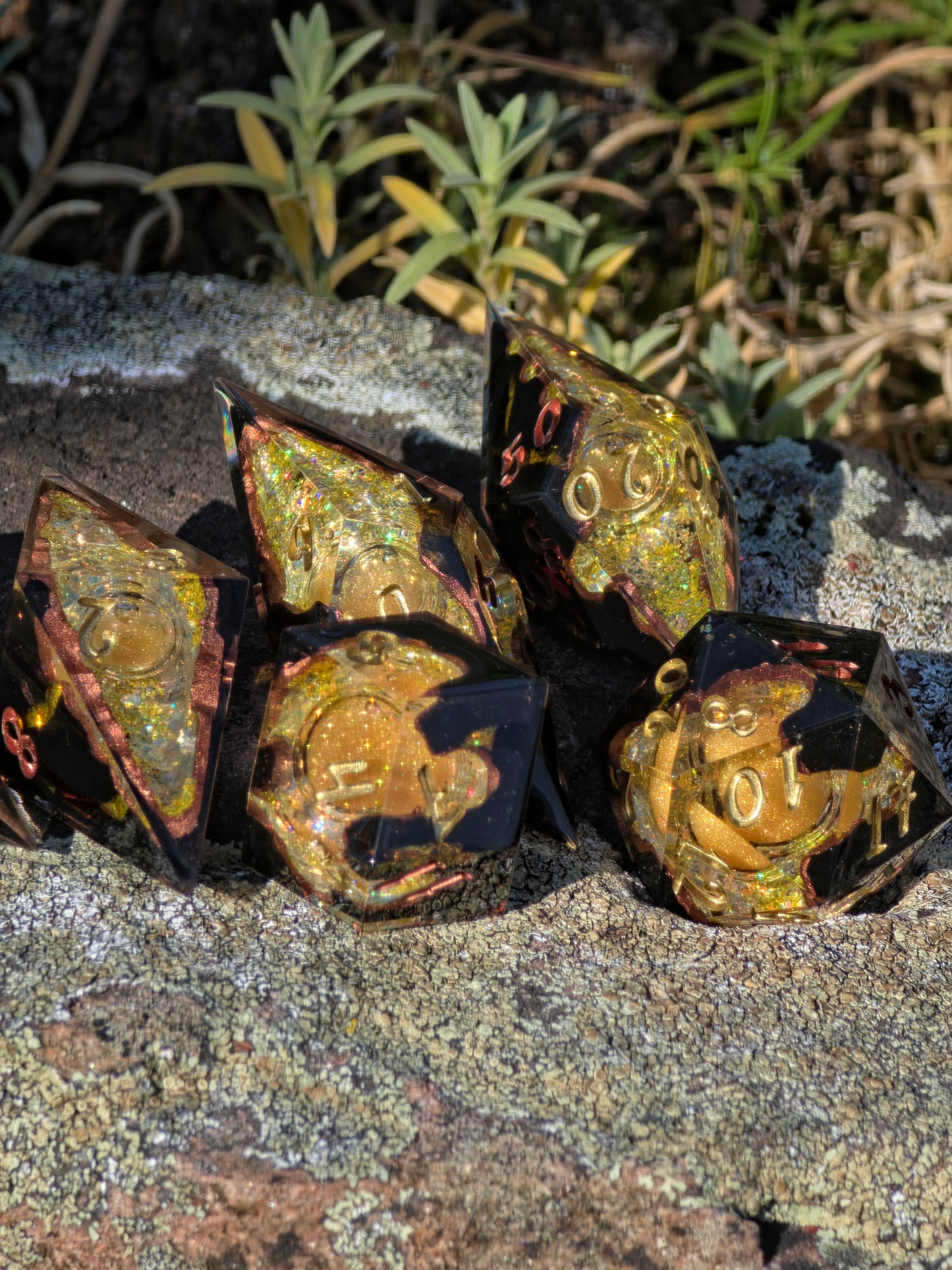 Golden Rift Custom Liquid Core Geode Dice Set – Elongated Sharp Edge Resin Würfel mit Geodenkern, Cracked Effect und schwebendem Liquid Core für DnD (Anne)