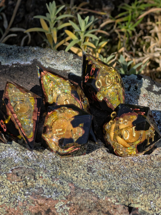 Golden Rift Custom Liquid Core Geode Dice Set – Elongated Sharp Edge Resin Würfel mit Geodenkern, Cracked Effect und schwebendem Liquid Core für DnD (Anne)