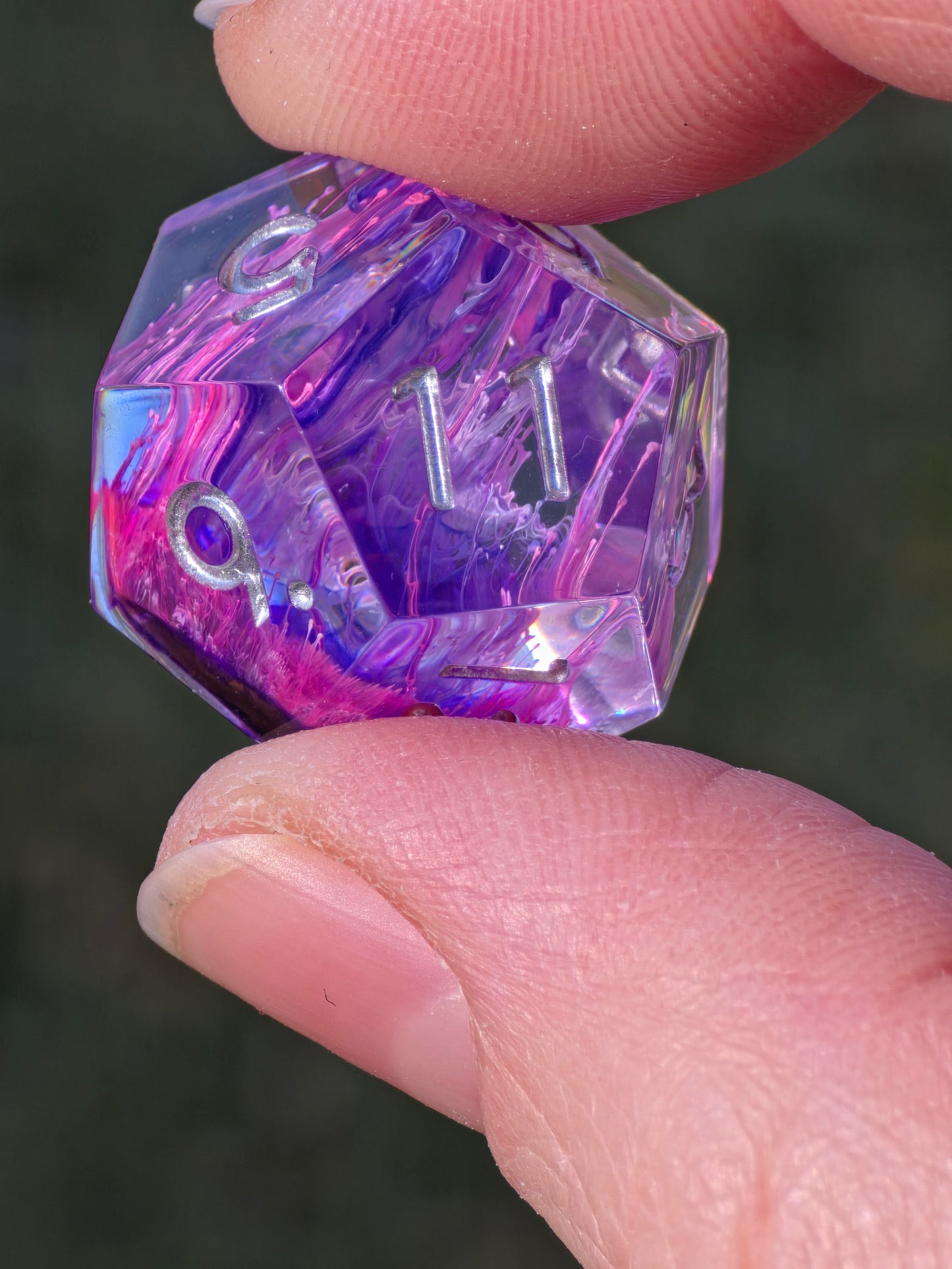 Handgemachtes DnD Würfelset Petri Effekt Pink Lila Blau | Sharp Edge Resin Dice Set 7-teilig | Silber Zahlen TTRPG