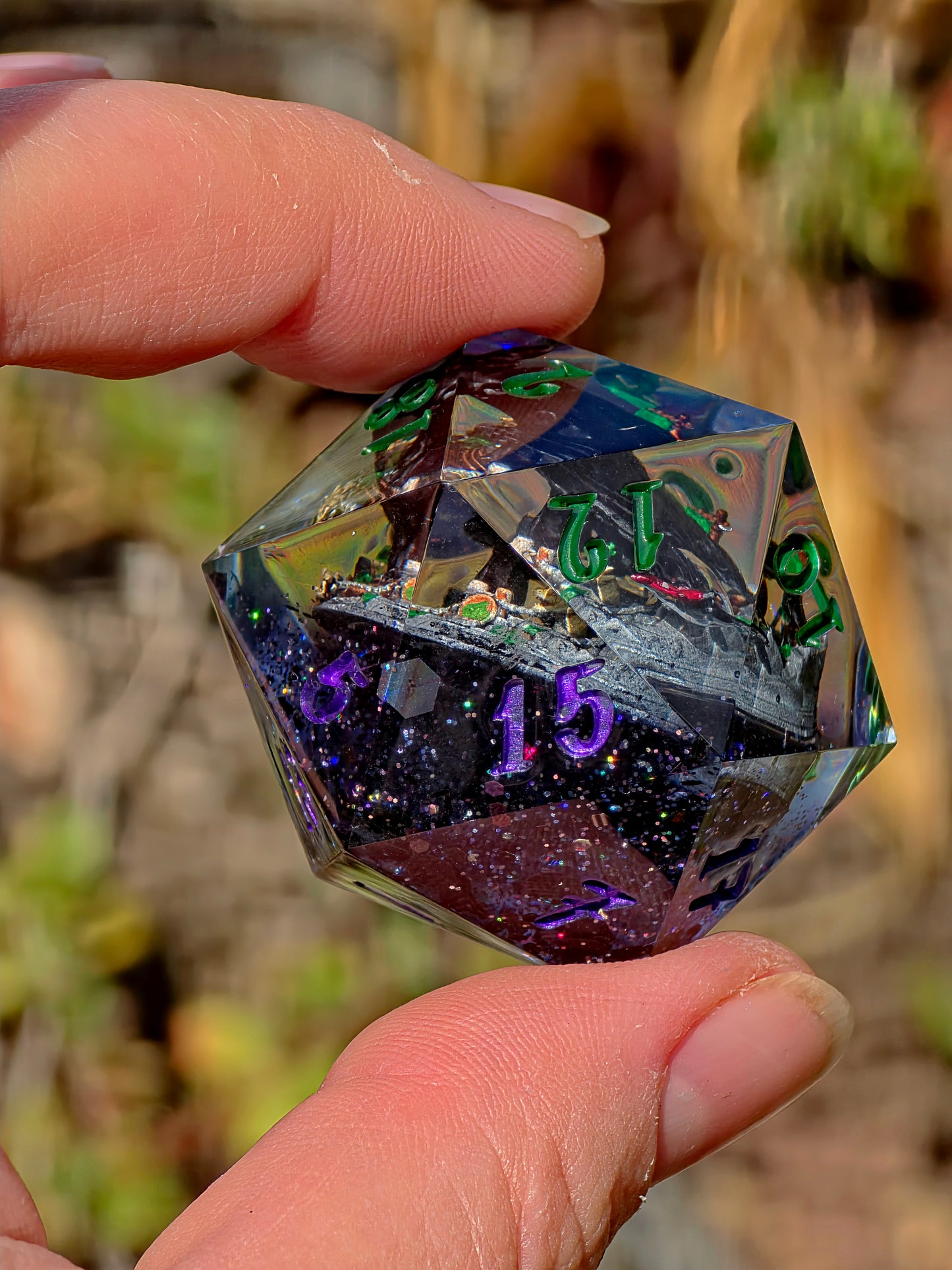 Night Fury – Celestial Eclipse Toothless D20 40 mm – How to Train Your Dragon inspirierter Resin Würfel | Galaxie-Design & Grün-Lila Metallic Zahlen