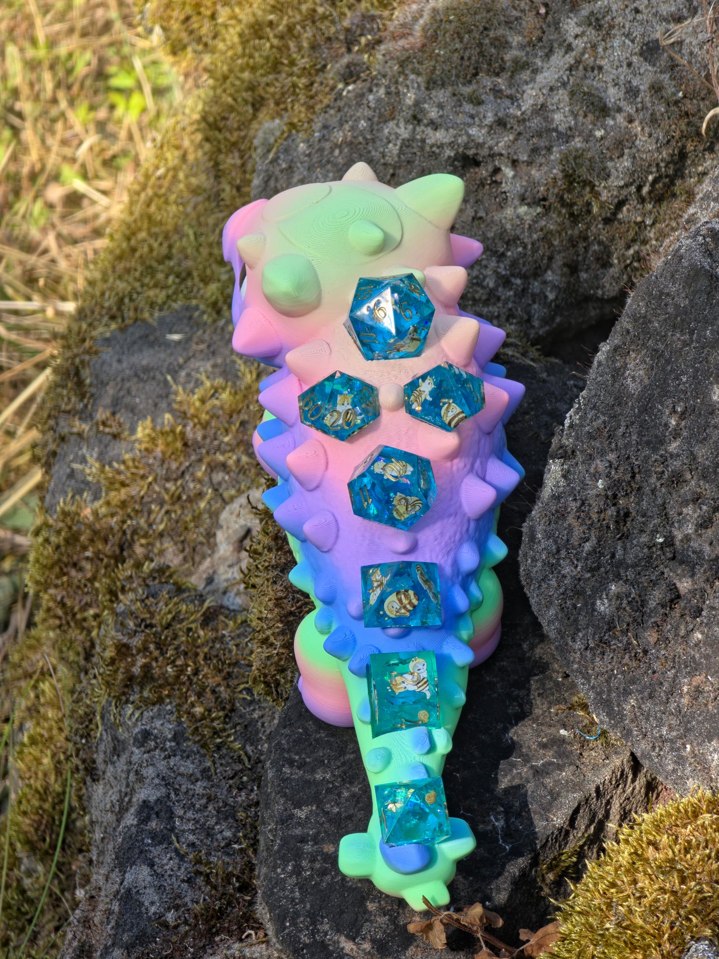 Buba Cotton Candy Dreams Dice Holder – Süßer Ankylosaurus Würfelhalter für 7 Dice | 3D-gedruckter DnD Dice Organizer mit Gem D4 Slot