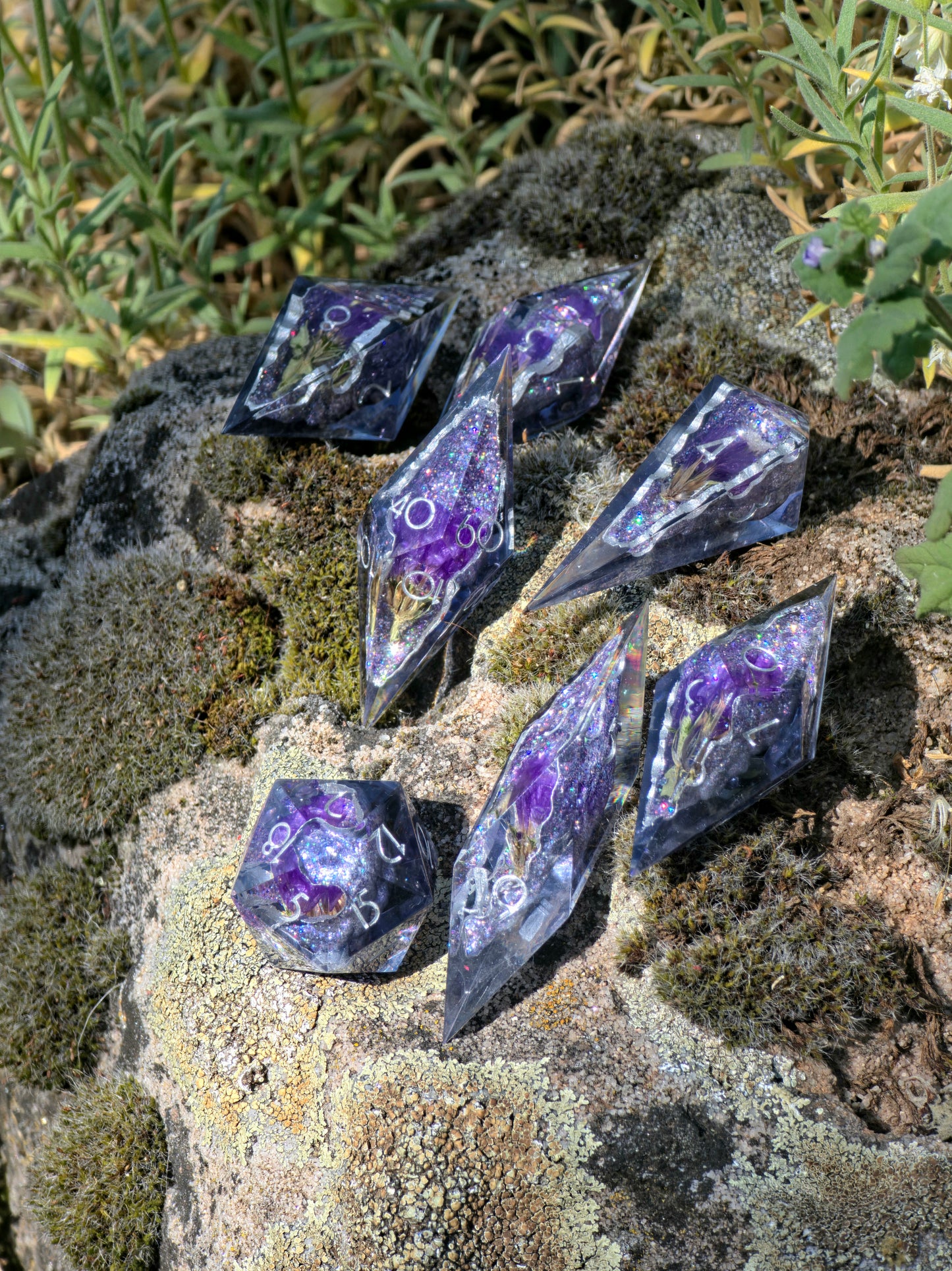 Amethyst Bloom Geode Flower Dice Set – Handgemachte Sharp Edge Würfel mit violetten Blüten, Kristall Geode Resin Dice, Fantasy DnD Würfelset
