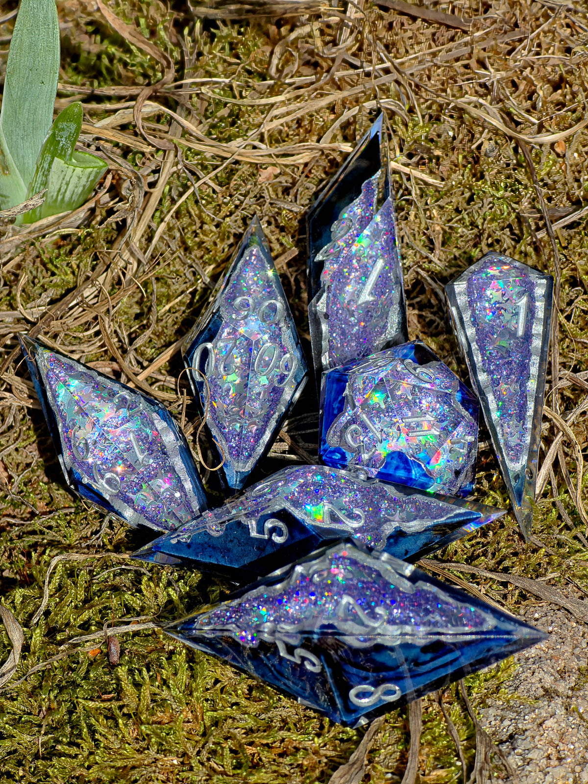 Celestial Sapphire – Shattered Starlight Blue Galaxy Geode Würfelset – 7-teiliges DnD Dice Set | Funkelnde Kristall Würfel in Dunkelblau & Silber | Handmade Resin Dice
