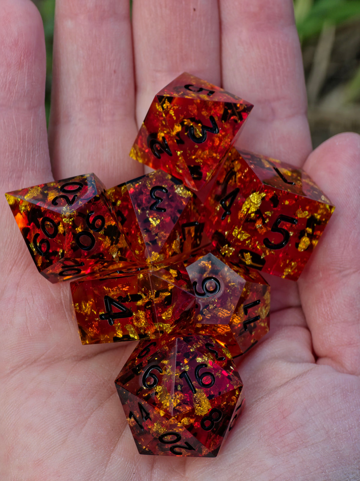 Ember Amber – Golden Fire Bernstein Würfelset – Amber Dice Set mit Goldflocken | 7-teiliges DnD Resin Würfelset in Rot & Honiggold | Handmade Fantasy Dice