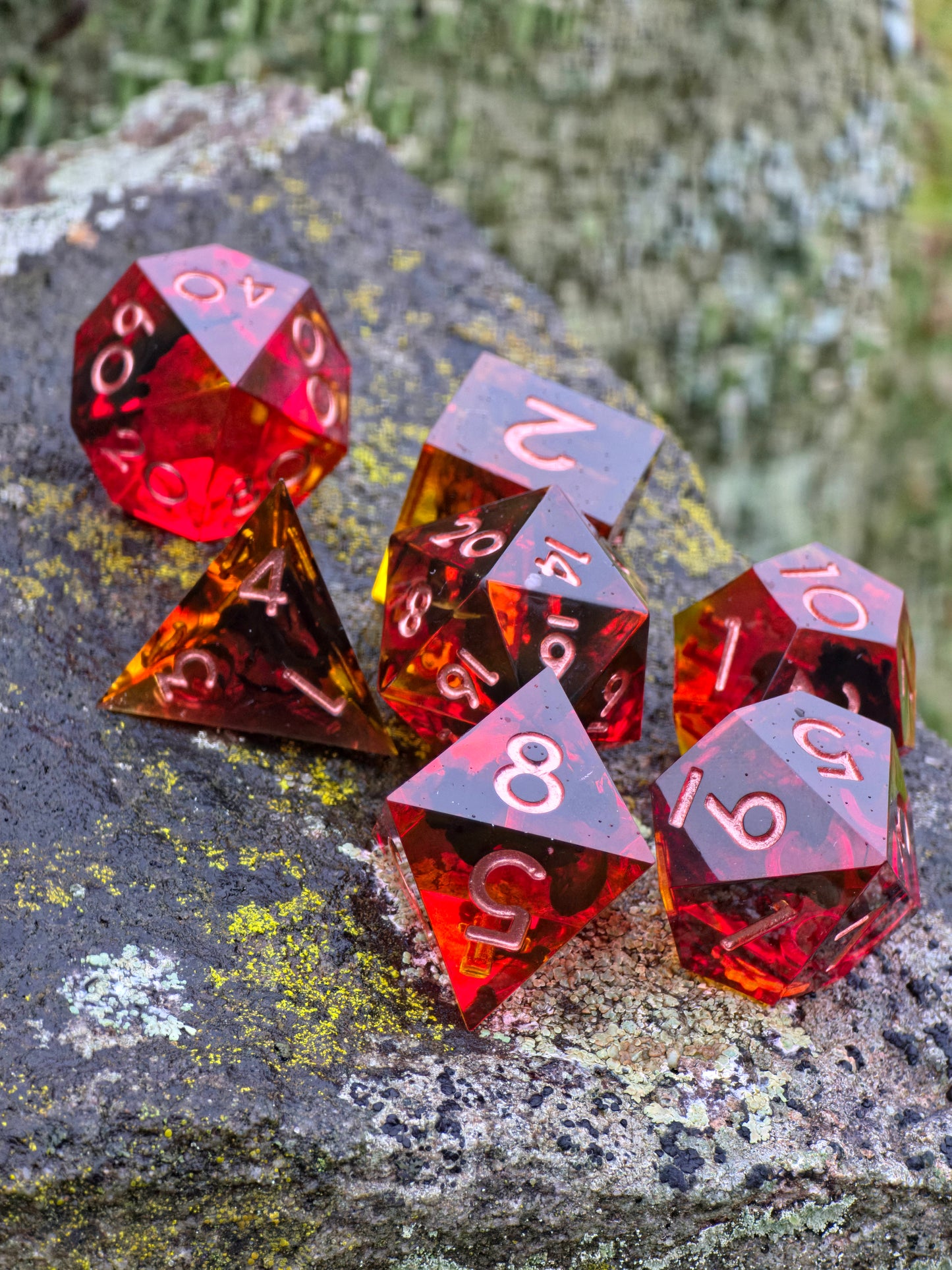 Infernal Amberfall – Handgemachtes DnD Würfelset in Feuerrot & Bernstein | Transparente Resin Dice mit Glut- und Lava-Effekt | TTRPG Würfelset