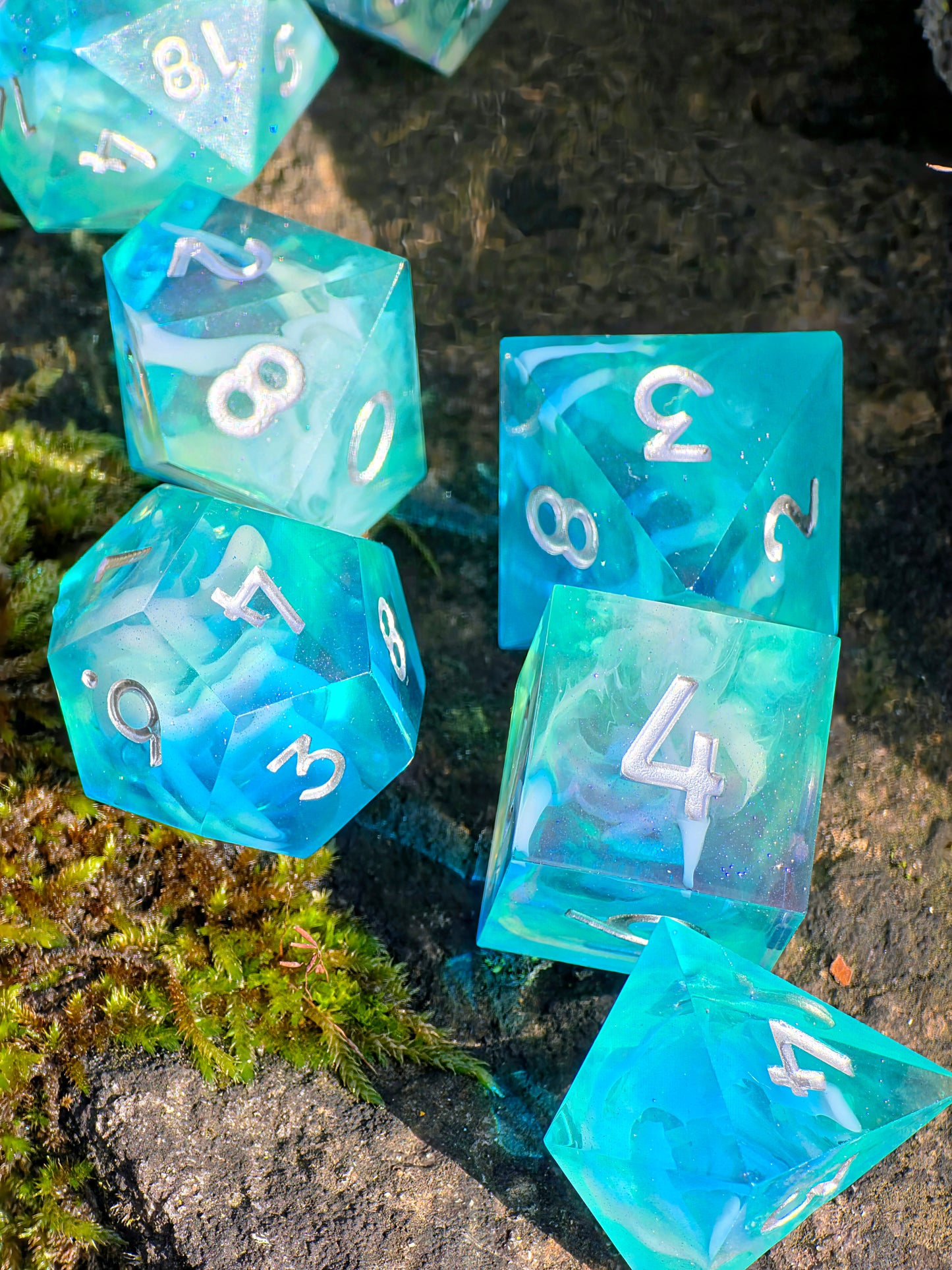 Polyedrischer DnD Würfelset 7 Stück – Ocean Mist Cloud Dice | Handgemachte Resin Würfel in Blau Türkis Zitronen Transparent mit Cloud-Effekt