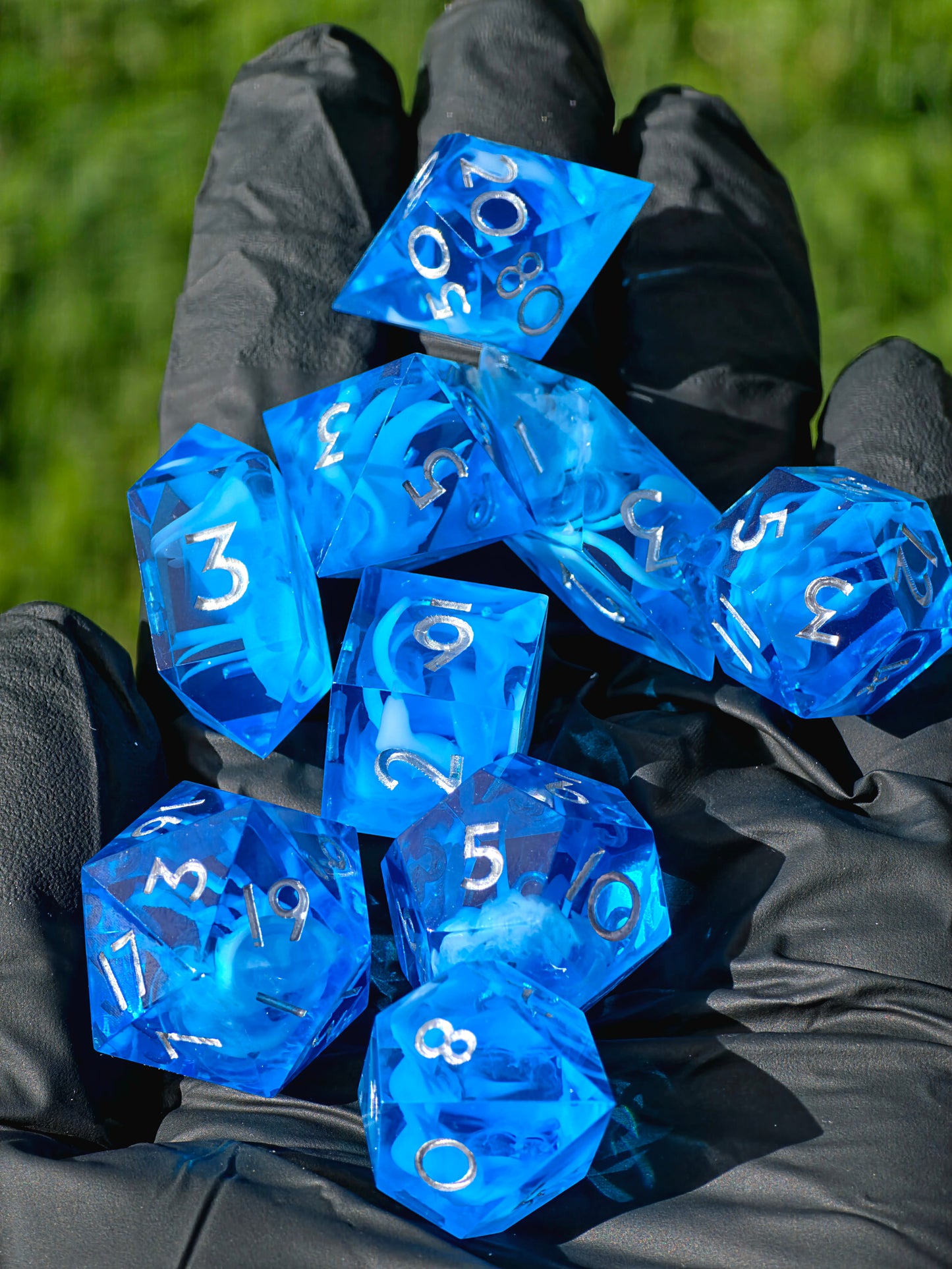 Polyedrischer DnD Würfelset 9 Stück – Arctic Sky Cloud Dice | Handgemachte Resin Würfel in Eisblau Transparent mit Cloud-Effekt & Silberzahl