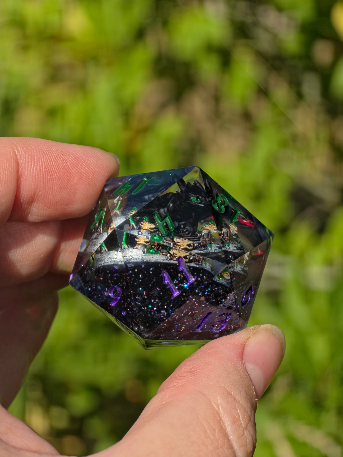 Night Fury – Celestial Eclipse Toothless D20 40 mm – How to Train Your Dragon inspirierter Resin Würfel | Galaxie-Design & Grün-Lila Metallic Zahlen
