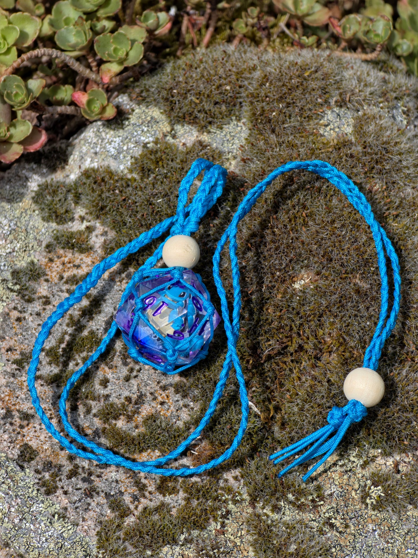 Ocean Weaver – Dice Pendant Würfelhalter für 28 mm D20 – Türkise Dice Necklace | Verstellbarer Dice Holder für Resin Würfel