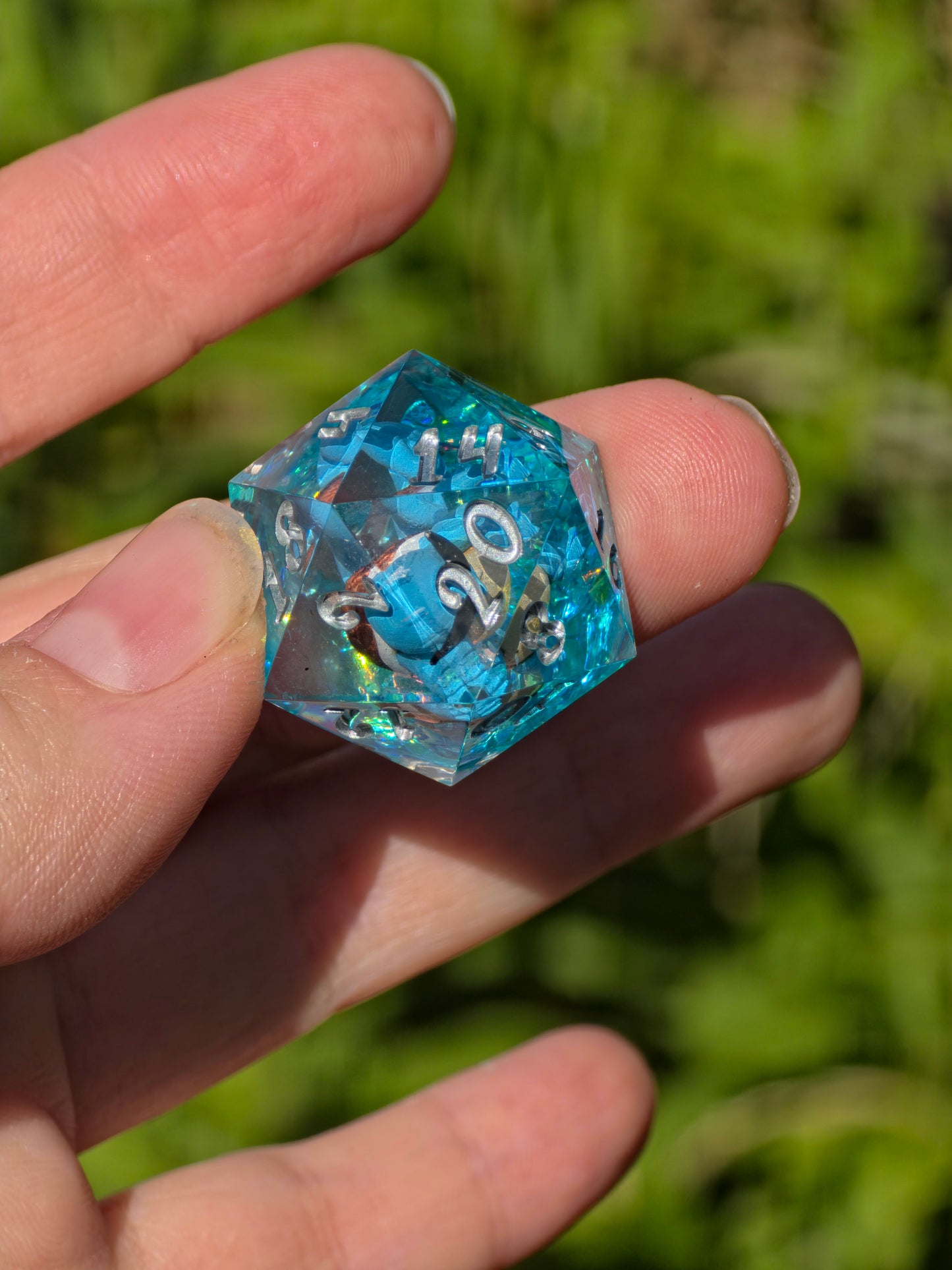 Shiggy – Crystal Splash D20 28 mm – Pokémon-inspirierter Resin Würfel mit Sonnenbrille | Himmelblaue Basis & Silberne Zahlen