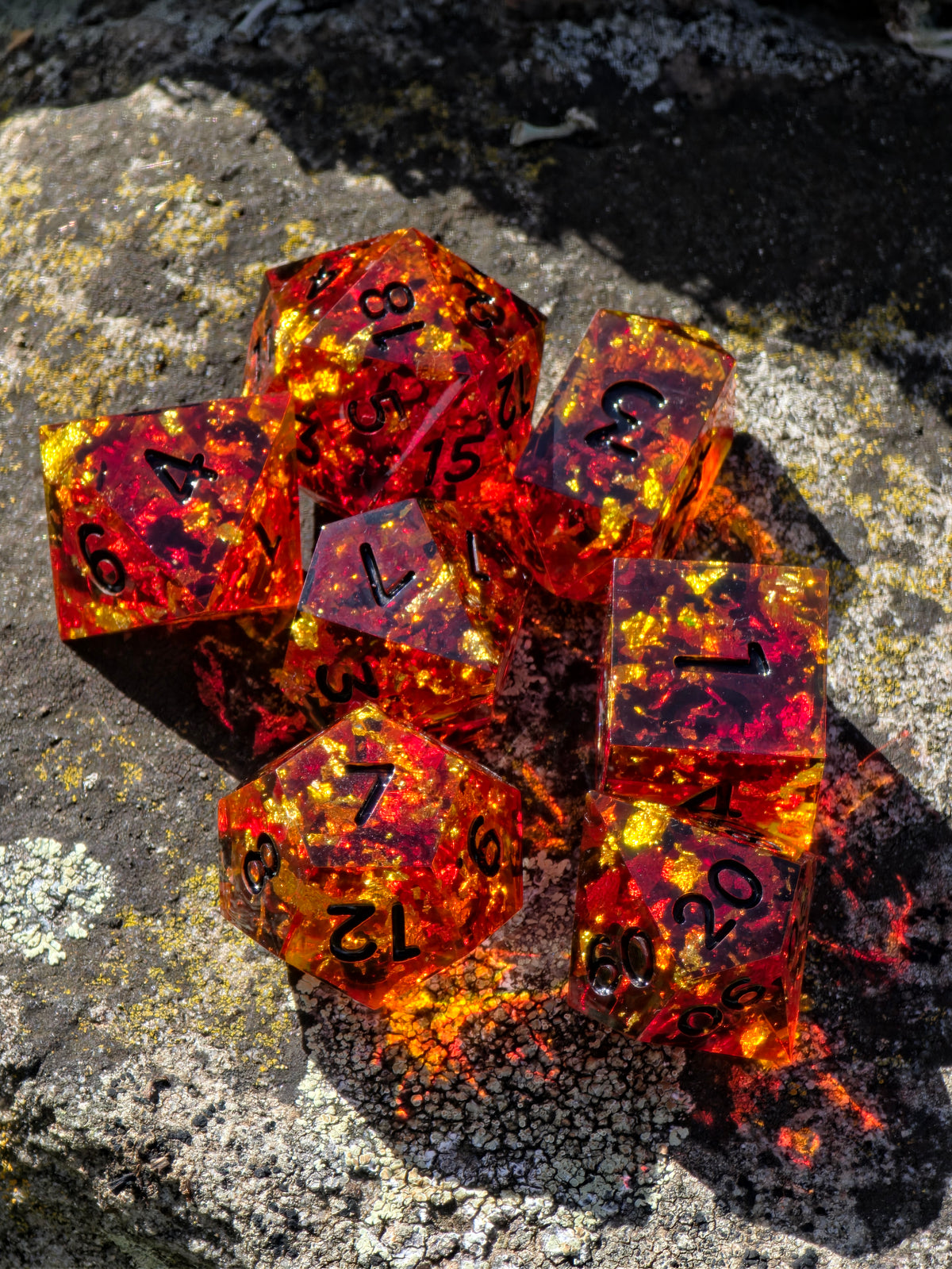 Ember Amber – Golden Fire Bernstein Würfelset – Amber Dice Set mit Goldflocken | 7-teiliges DnD Resin Würfelset in Rot & Honiggold | Handmade Fantasy Dice