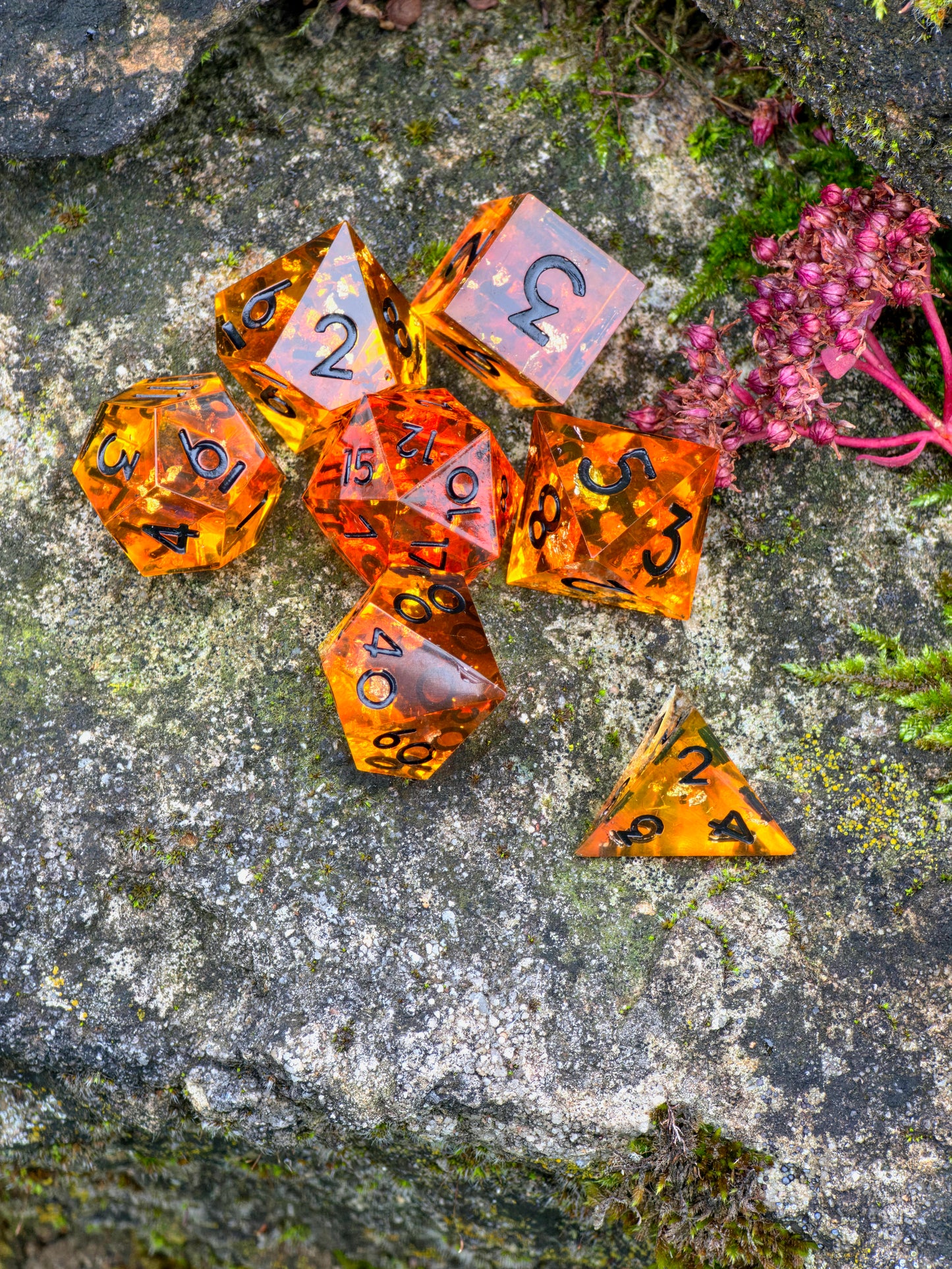 Polyedrisches DnD-Würfelset 7 Stück – Amber Glow Dice Set | Handgemachte Resin Würfel in Gold Orange Transparent mit Bernstein-Stil | TTRPG