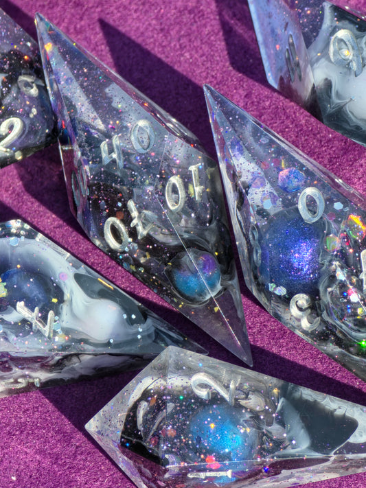 Elongated Dice Set „Cosmic Orbit“ – 7 Resin Dice with Mini Planets, Galaxy Nebula Effect | Space Dice | Silver Numbers | Handmade Sharp Edge TTRPG Dice