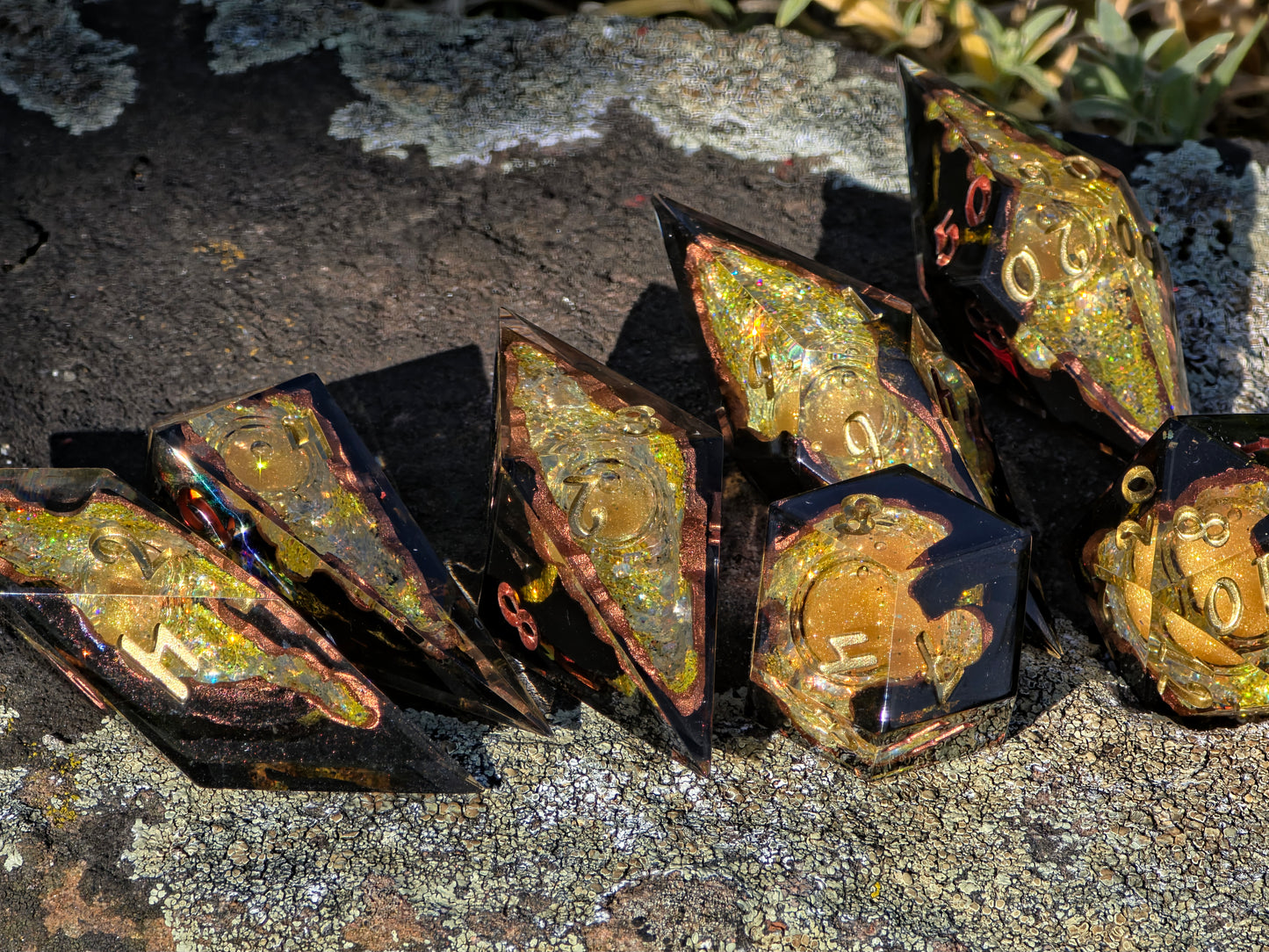 Golden Rift Custom Liquid Core Geode Dice Set – Elongated Sharp Edge Resin Würfel mit Geodenkern, Cracked Effect und schwebendem Liquid Core für DnD (Anne)