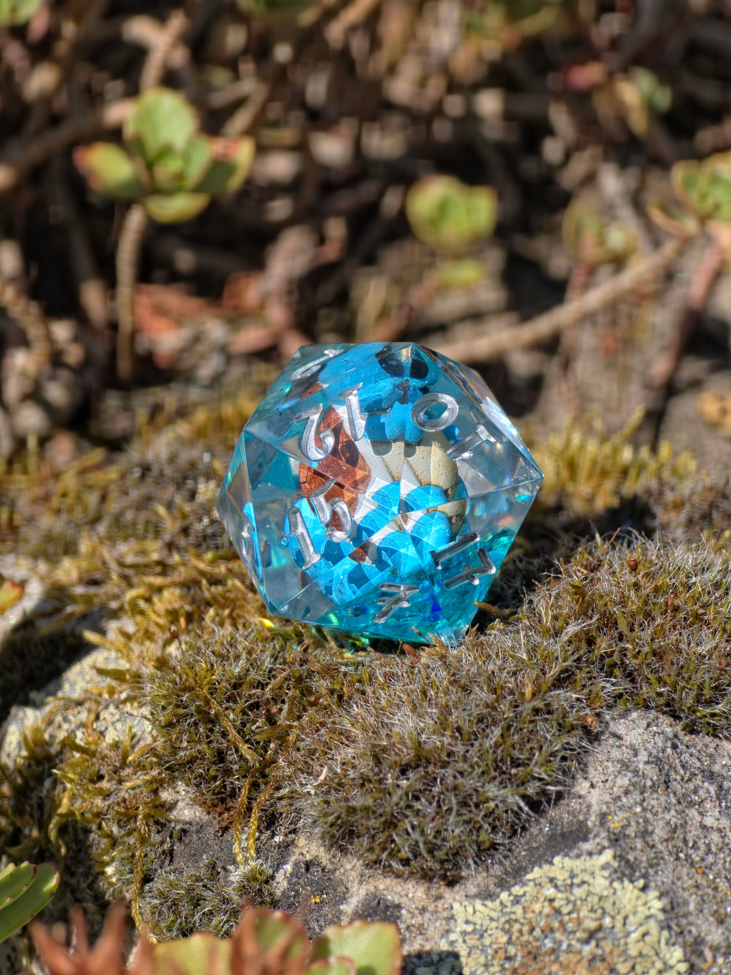 Shiggy – Crystal Splash D20 28 mm – Pokémon-inspirierter Resin Würfel mit Sonnenbrille | Himmelblaue Basis & Silberne Zahlen