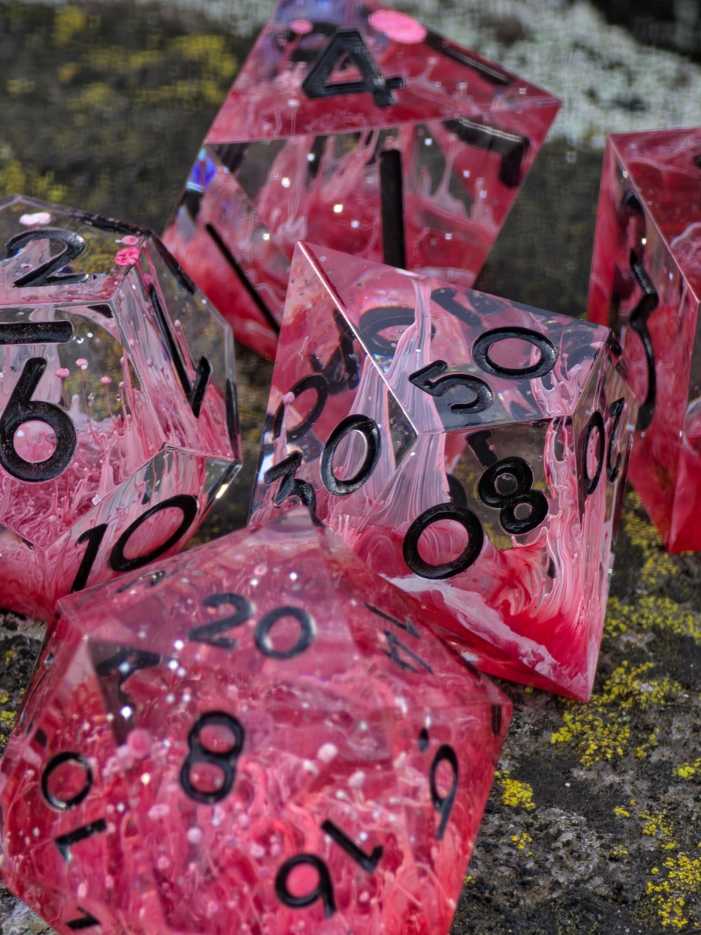 Crimson Venom – Handgemachtes DnD Würfelset rot mit Petri Effekt und schwarzen Zahlen | 7-teiliges Polyhedral Set | TTRPG Dice | Artisan Resin Dice