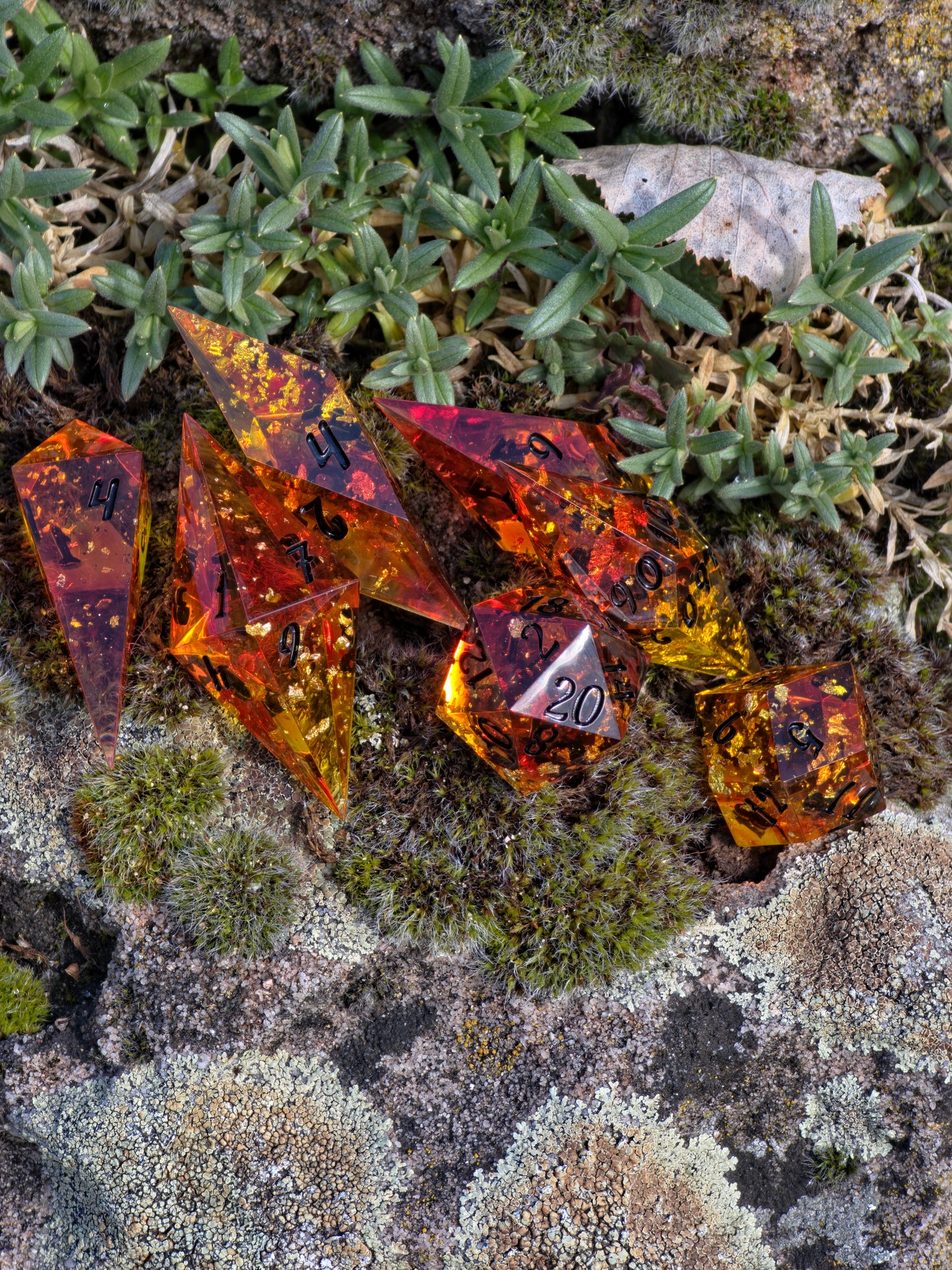 Amber Dice Set “Bernstein Shards” – Elongated Resin Dice with Gold Flakes, Honey Amber Effect, Sharp Edge DnD Dice, Handmade Fantasy TTRPG