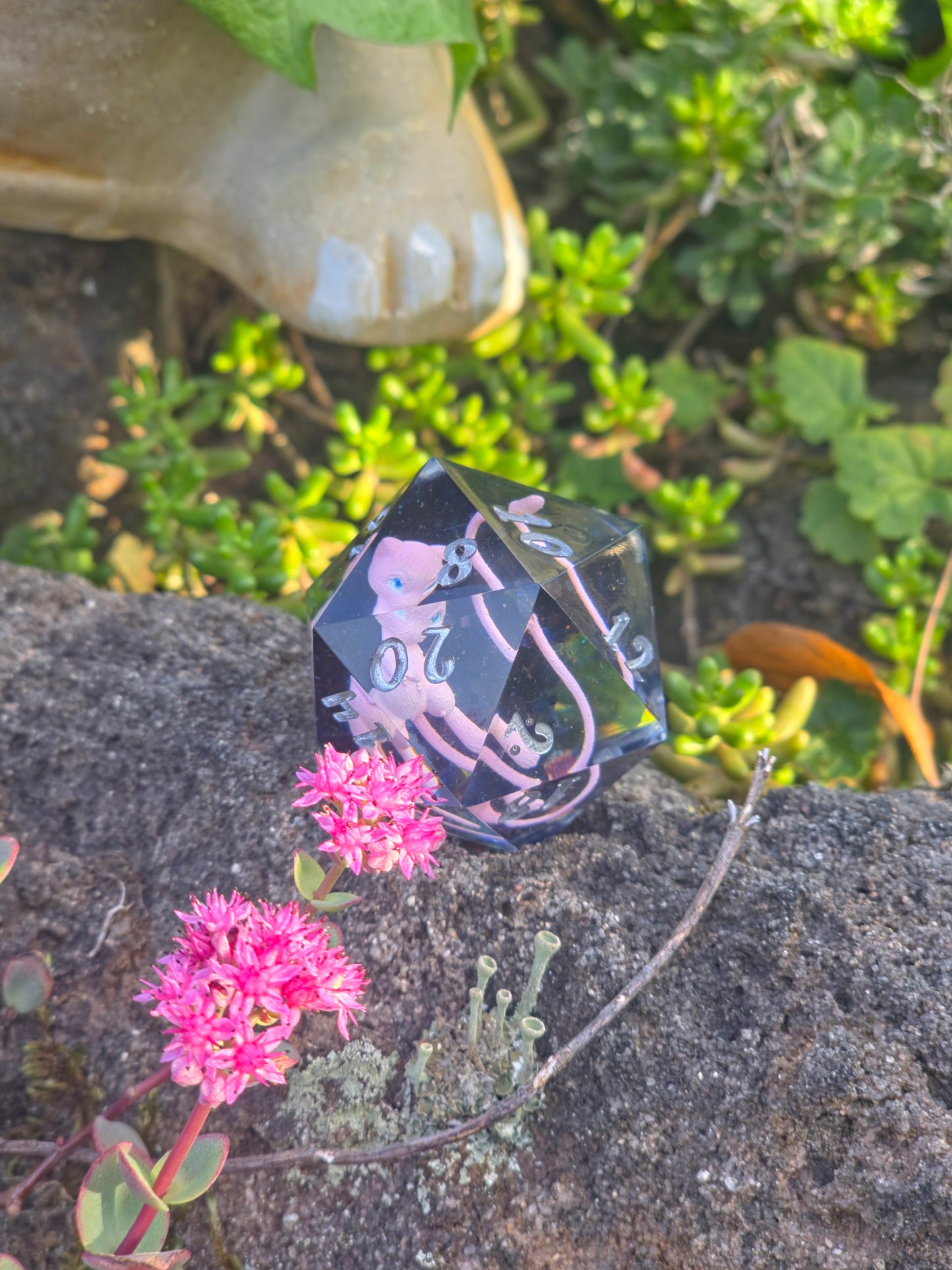 Mew – Psychic Galaxy D20 40 mm – Pokemon inspirierter Resin Würfel | Rosa Mew Miniatur, Galaxy Design & Metallic Silber
