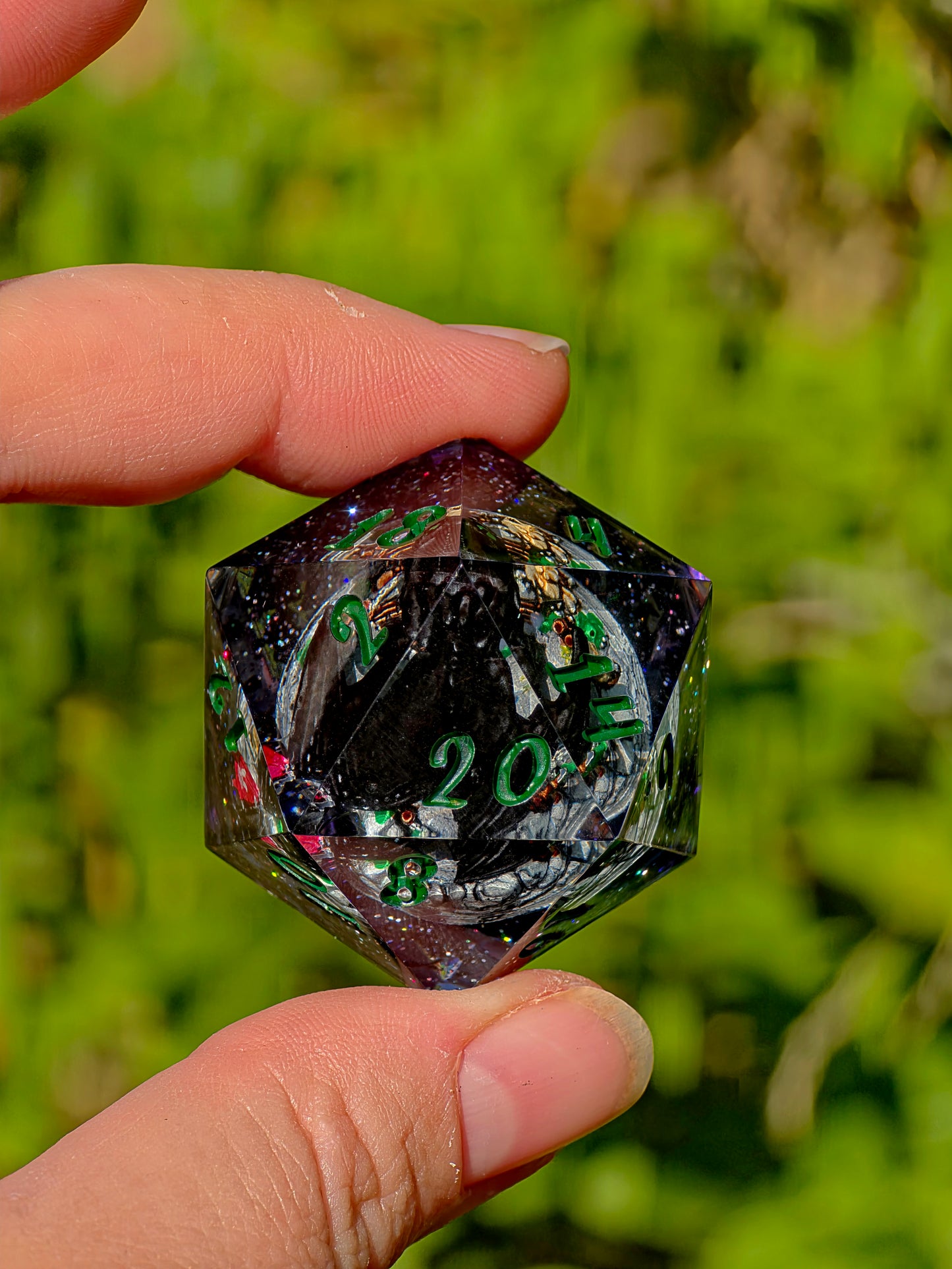 Night Fury – Celestial Eclipse Toothless D20 40 mm – How to Train Your Dragon inspirierter Resin Würfel | Galaxie-Design & Grün-Lila Metallic Zahlen