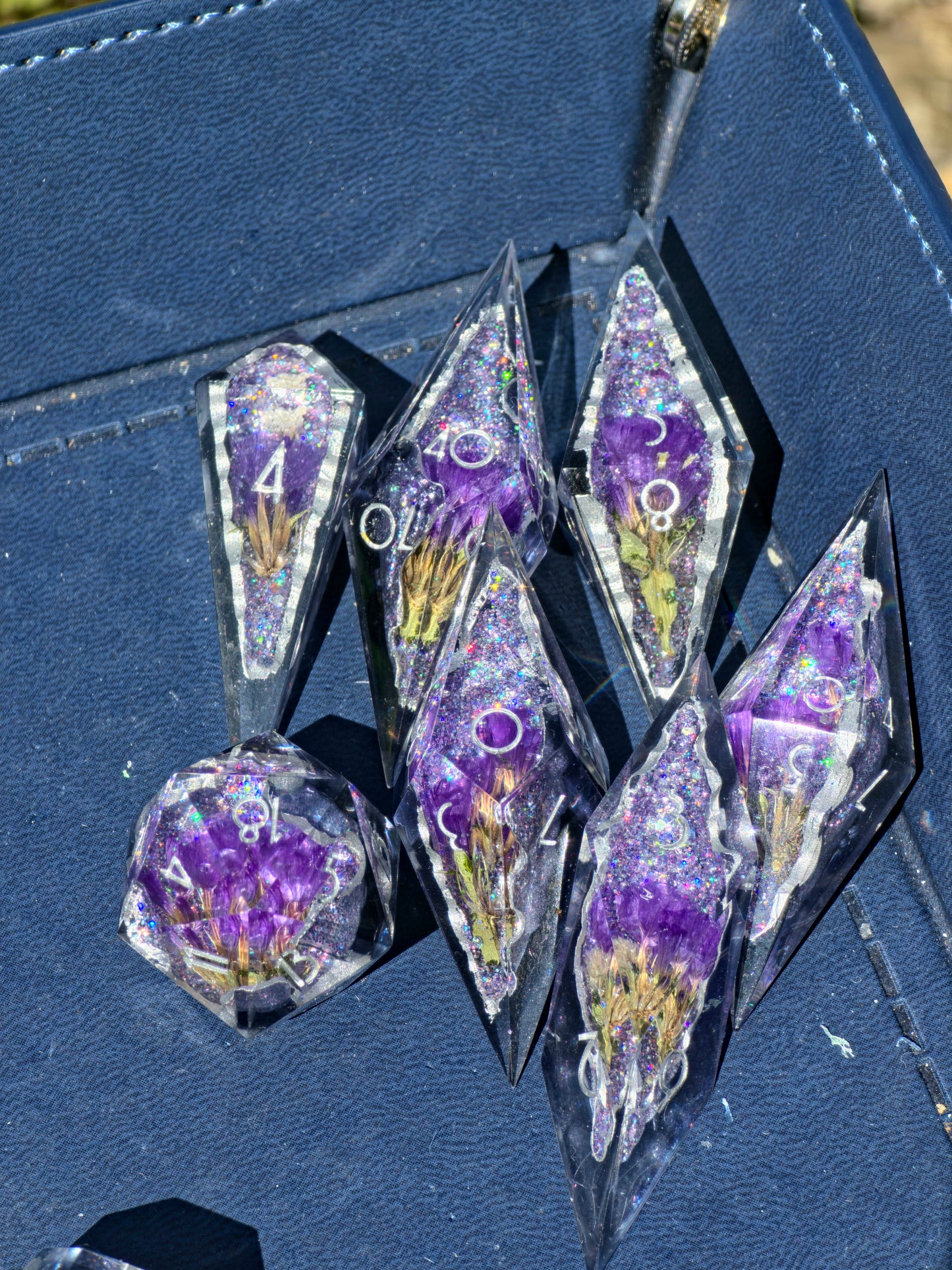 Amethyst Bloom Geode Flower Dice Set – Handgemachte Sharp Edge Würfel mit violetten Blüten, Kristall Geode Resin Dice, Fantasy DnD Würfelset