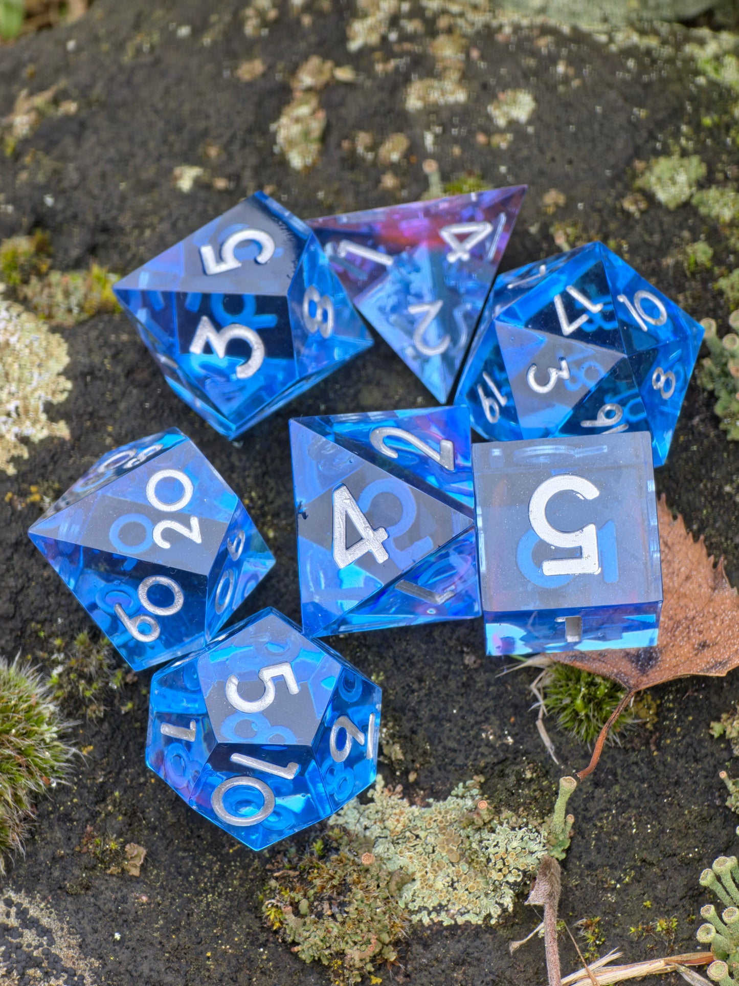 Abyss of the Sapphire Tide – Handgemachtes DnD Würfelset aus klarem Blau | Transparente Resin Dice mit silbernen Zahlen | Polyedrische Würfel TTRPG