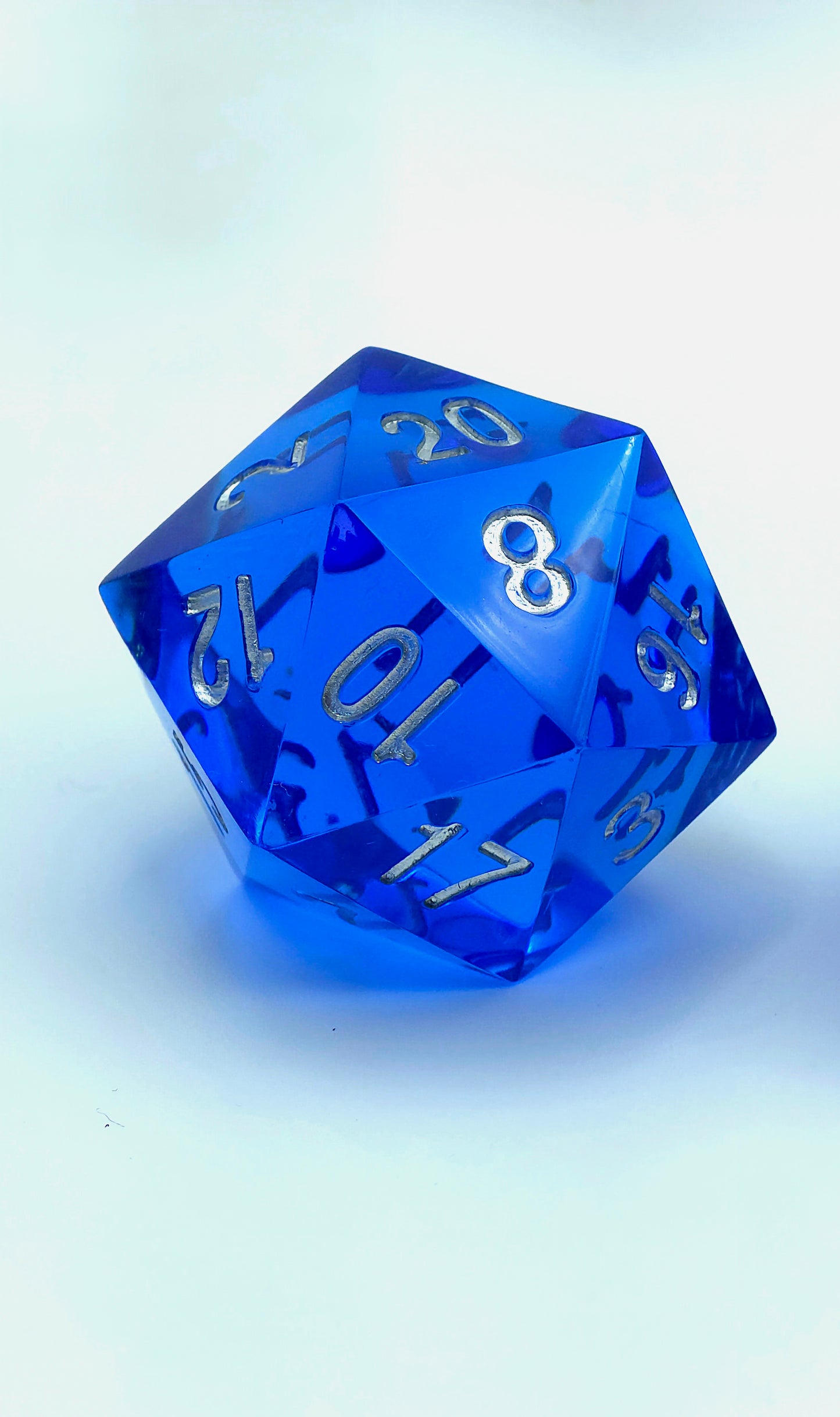 Großer Polyedrischer D20 Würfel 35 mm – Ocean Blue Crystal Dice | Handgemachter Resin Würfel in Tiefblau mit Silberzahlen | TTRPG DnD