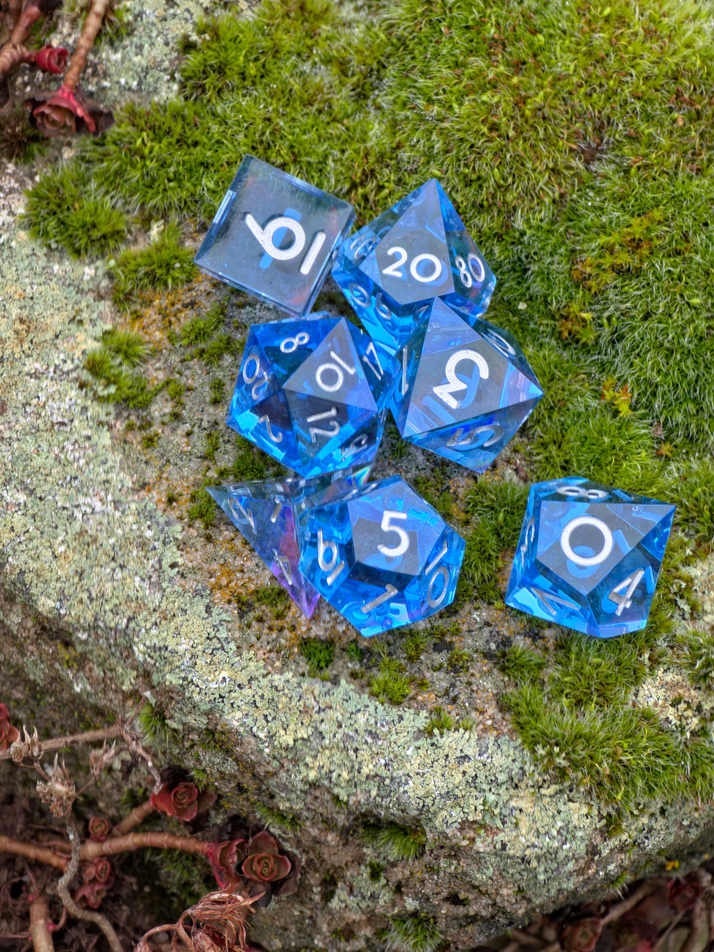 Abyss of the Sapphire Tide – Handgemachtes DnD Würfelset aus klarem Blau | Transparente Resin Dice mit silbernen Zahlen | Polyedrische Würfel TTRPG
