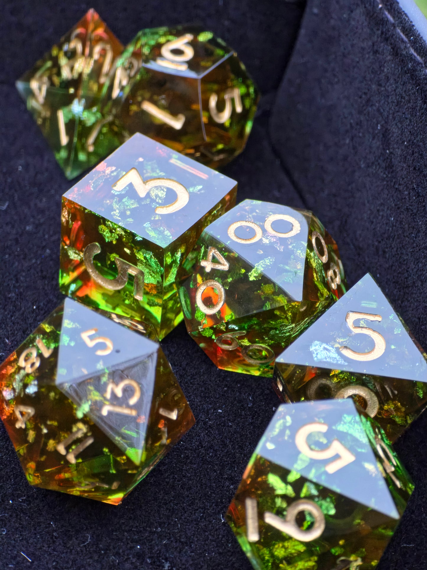 Polyedrisches Würfelset „Heart of the Forest“ – Handgemachte Resinwürfel in Rot-Grün mit Goldflocken | DnD Dice Set Pen and Paper TTRPG | Magisches Waldartefakt Würfelset