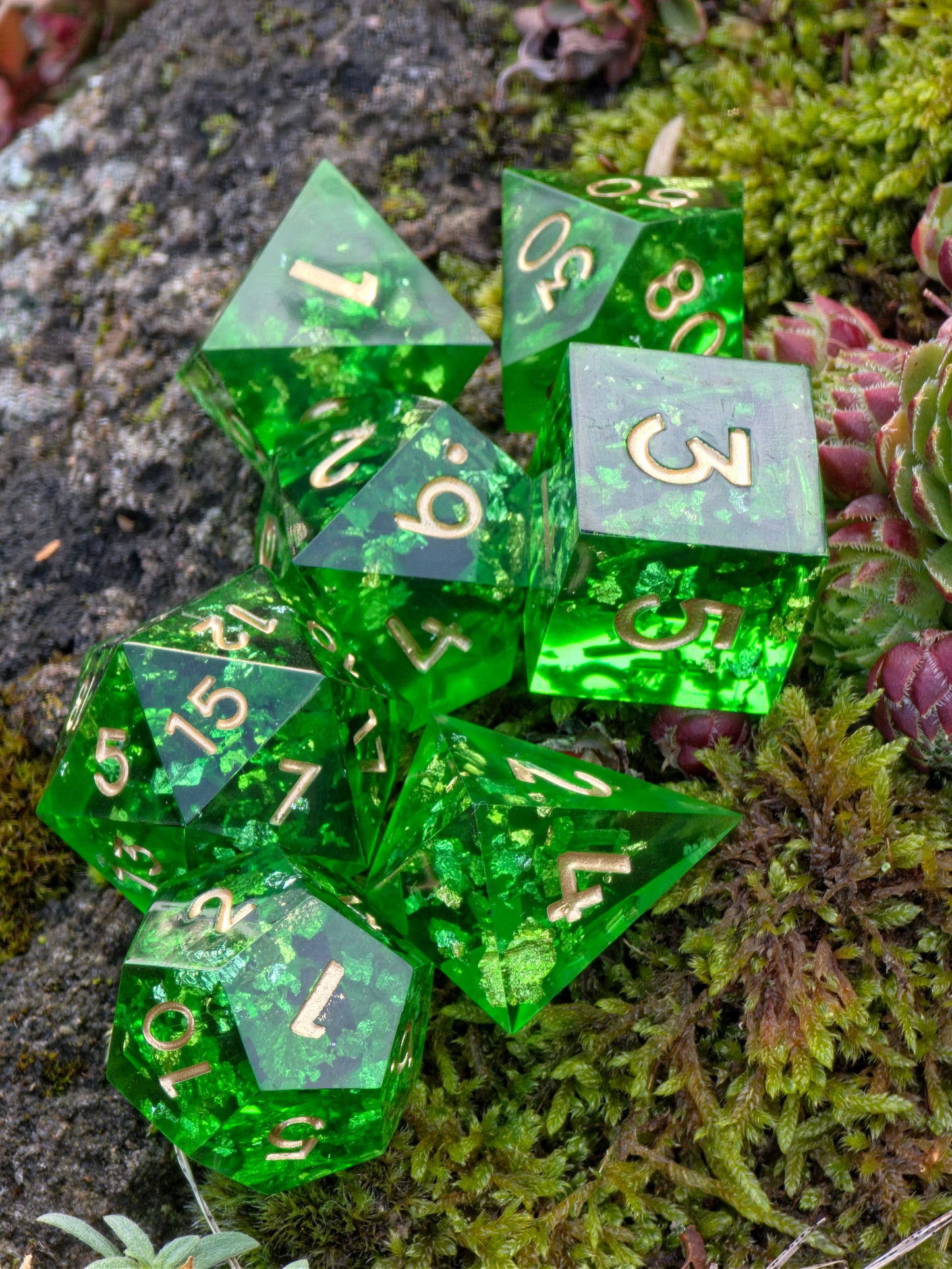 Polyedrisches DnD Würfelset Smaragdgrün – Handgemachte Resinwürfel mit Goldflocken | DnD Pen and Paper TTRPG | Edelstein Effekt Set