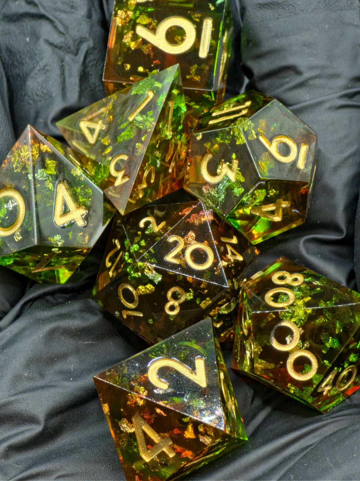 Polyedrisches Würfelset „Heart of the Forest“ – Handgemachte Resinwürfel in Rot-Grün mit Goldflocken | DnD Dice Set Pen and Paper TTRPG | Magisches Waldartefakt Würfelset