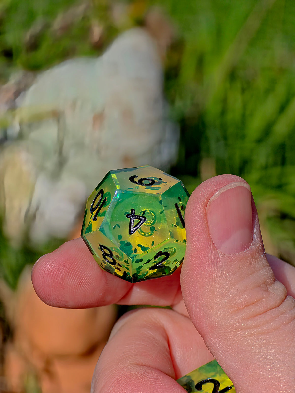 Uranium Glass – Toxic Emerald Würfelset – 7-teiliges DnD Resin Dice Set | Giftgrüne Fantasy Würfel mit schwarzen Zahlen | Handmade RPG Dice