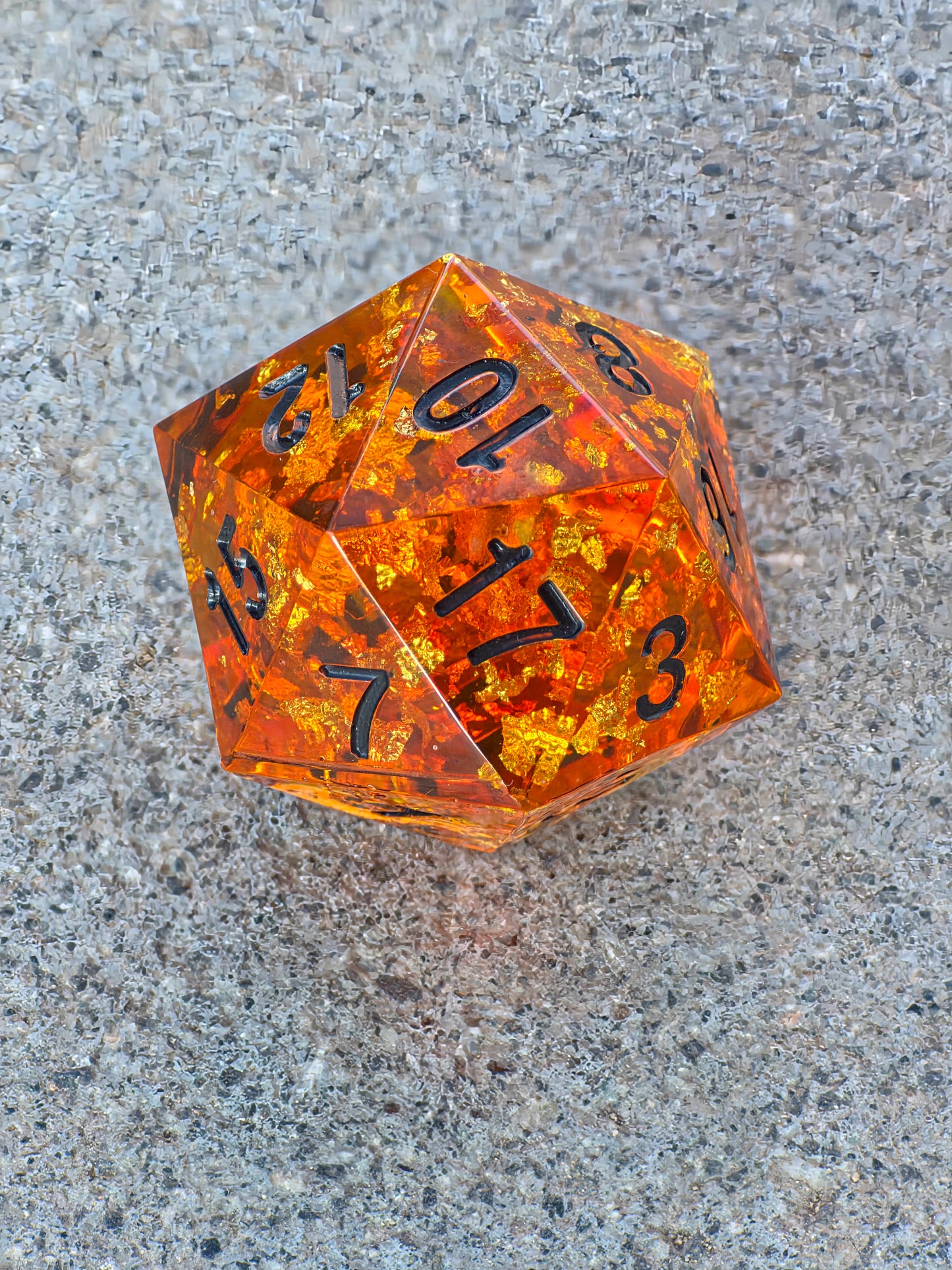 Chonk Polyedrischer D20 Würfel 35mm im Bernstein Stil – Handgemachter Large Resin Amber Dice für DnD, TTRPG & Sammler