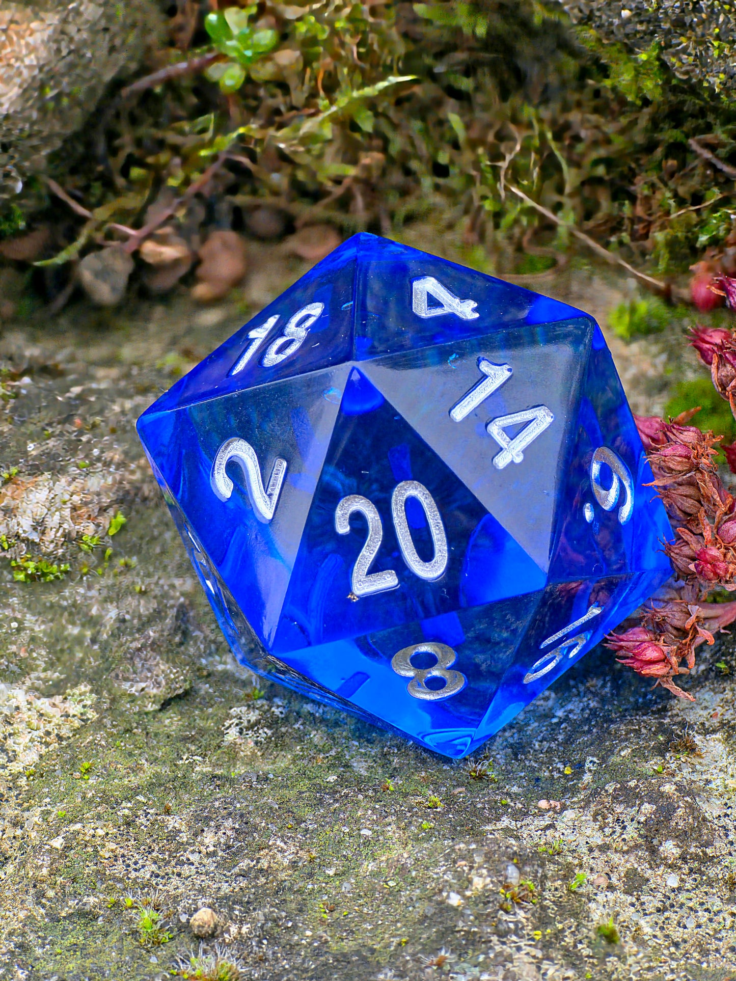 Großer Polyedrischer D20 Würfel 35 mm – Ocean Blue Crystal Dice | Handgemachter Resin Würfel in Tiefblau mit Silberzahlen | TTRPG DnD